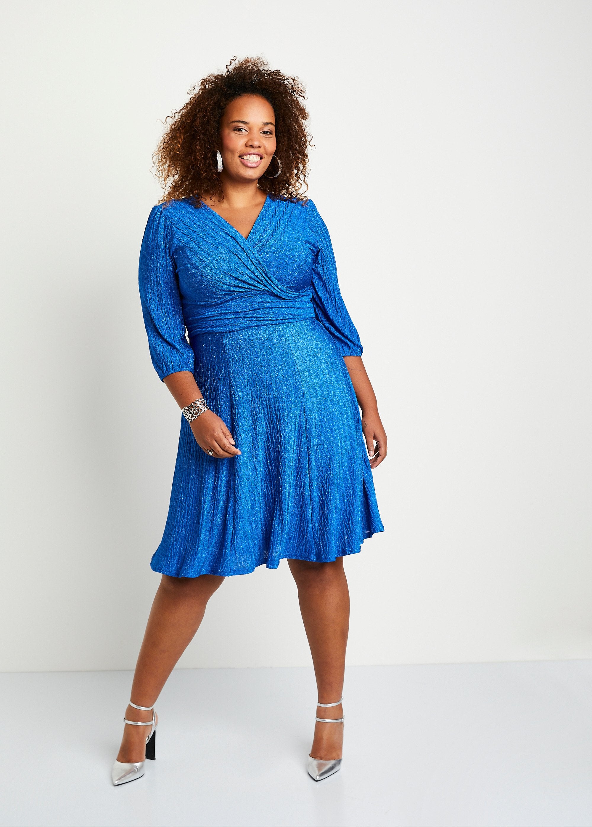 Vestido_corto_cruzado_con_lentejuelas_Azul_FA1_curvy