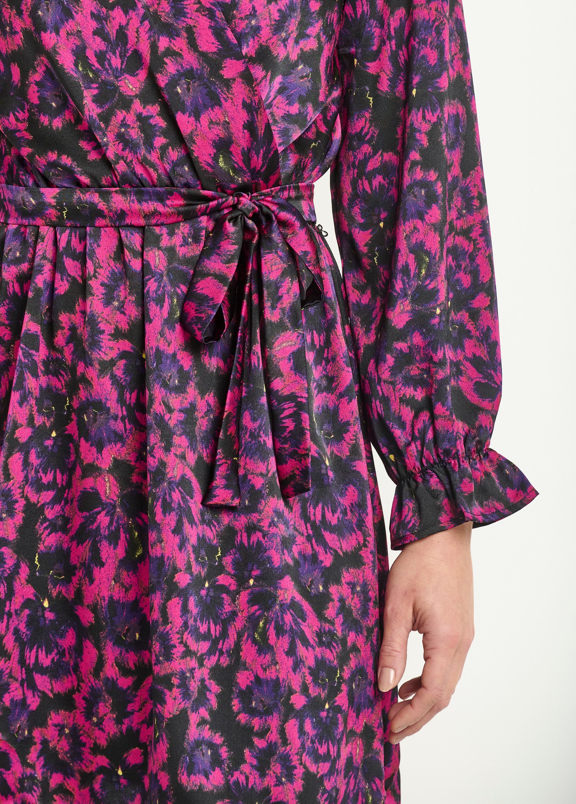 Vestido_corto_de_satén_con_estampado_floral_Imprime_fuchsia_DE2_slim