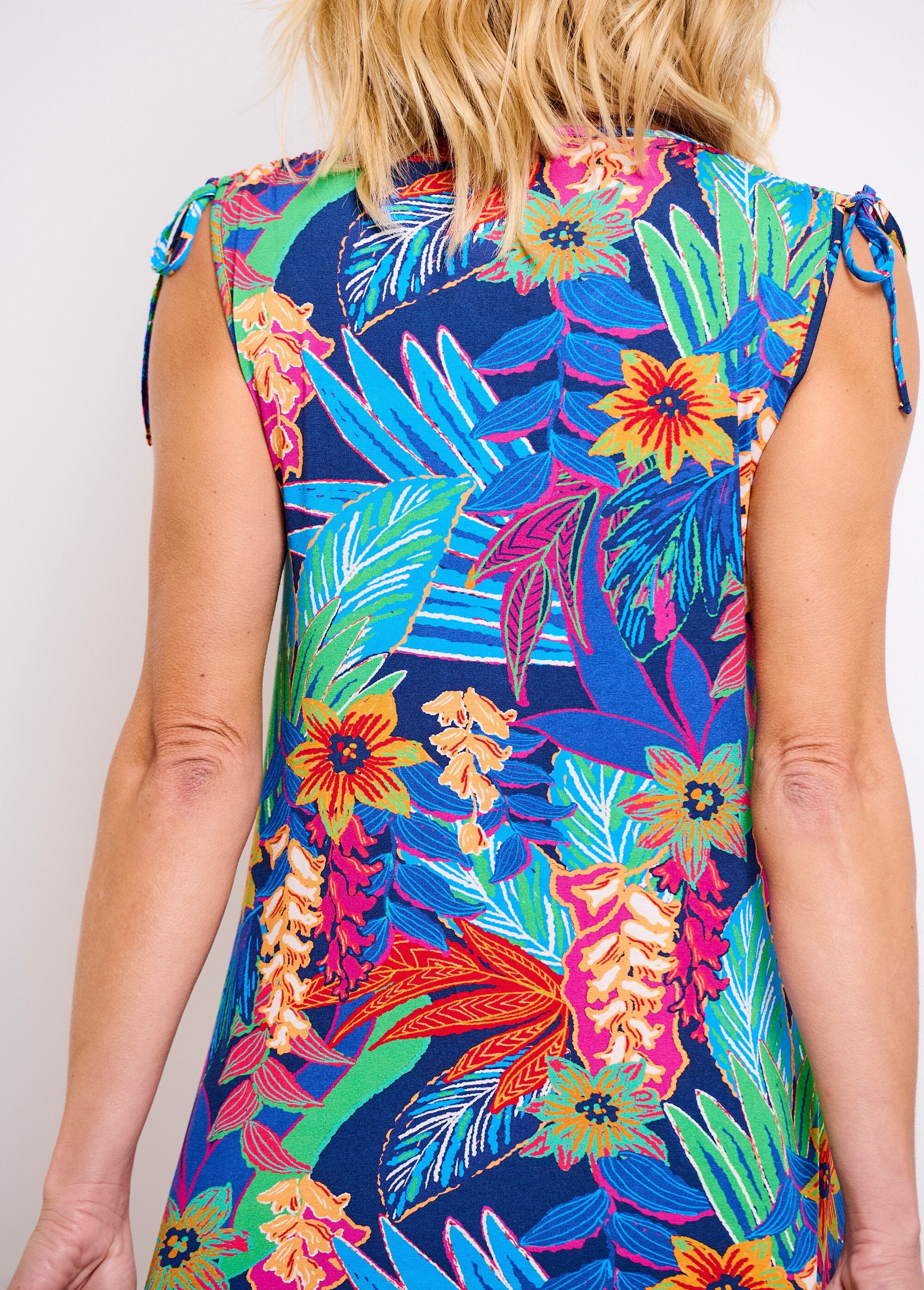 Vestido_corto_sin_mangas_con_estampado_floral_tropical_Azul_y_rojo_DO2_slim