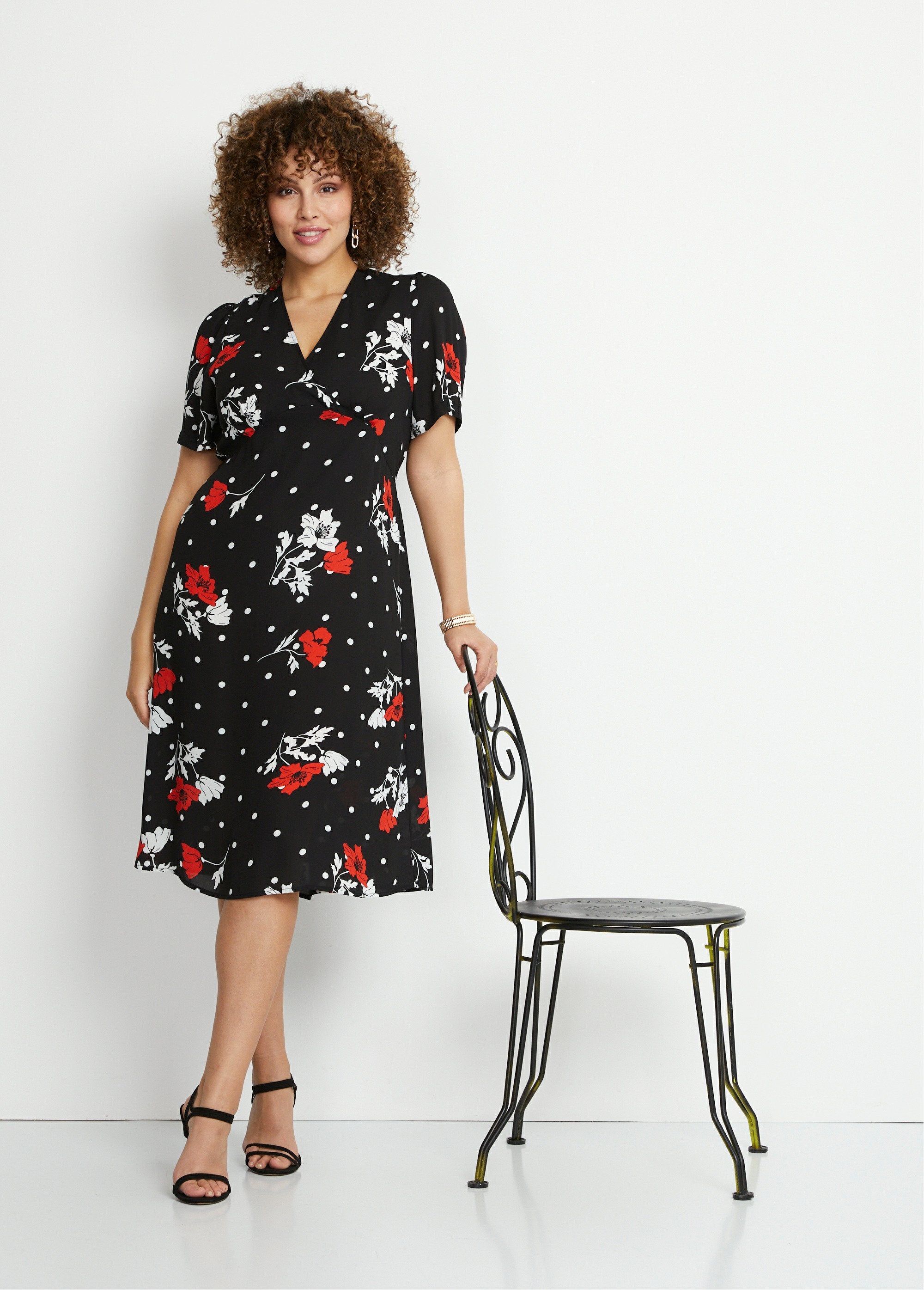 Vestido_corto_recto_floral_Fondo_negro_SF1_curvy