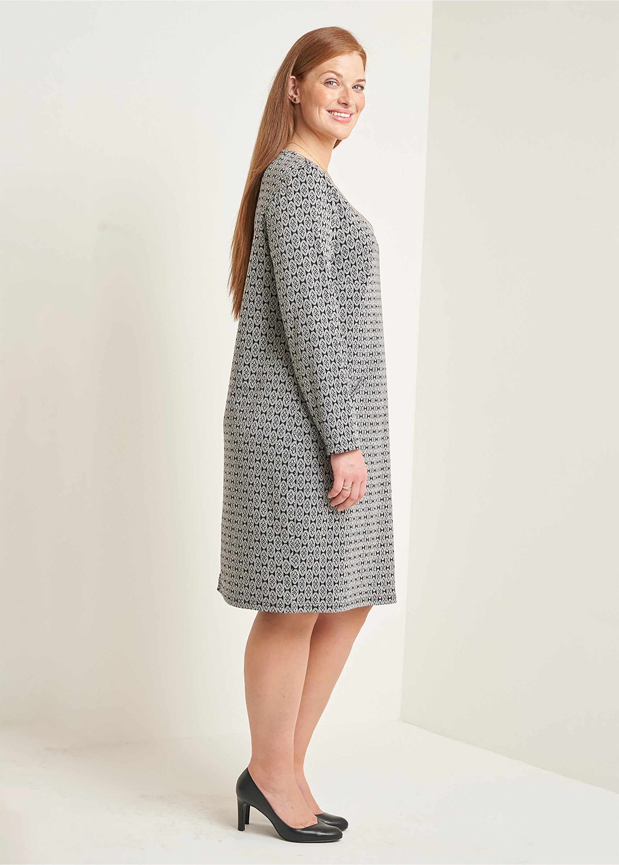 Vestido_de_punto_jacquard_de_fantasía_Fondo_negro_DR1_curvy