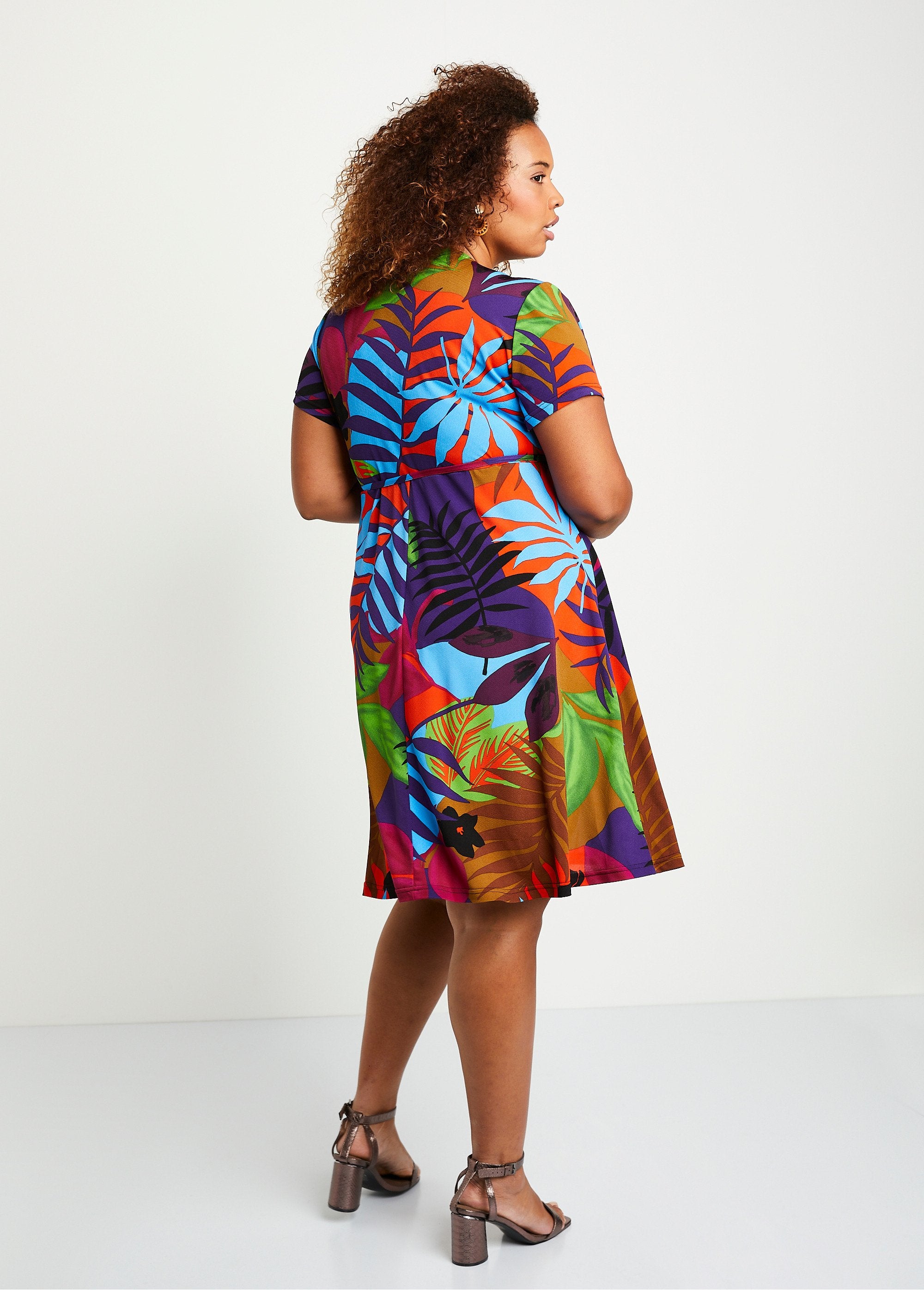 Vestido_corto_evasé_estampado_hojas_Multicolor_DO1_curvy