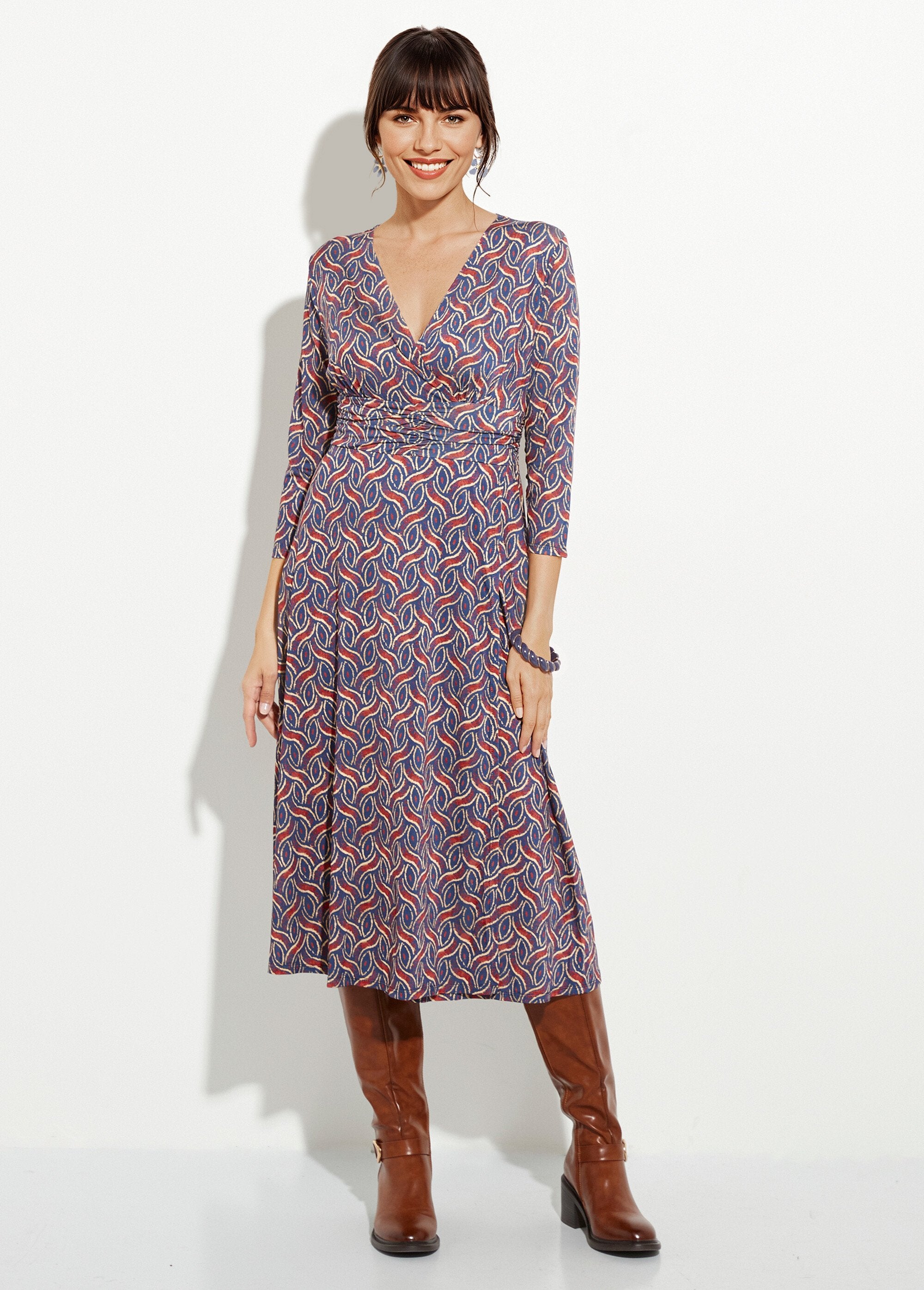 Vestido_fluido_con_cintura_plisada_y_estampado_étnico._Azul_marino_y_ladrillo_FA1_slim
