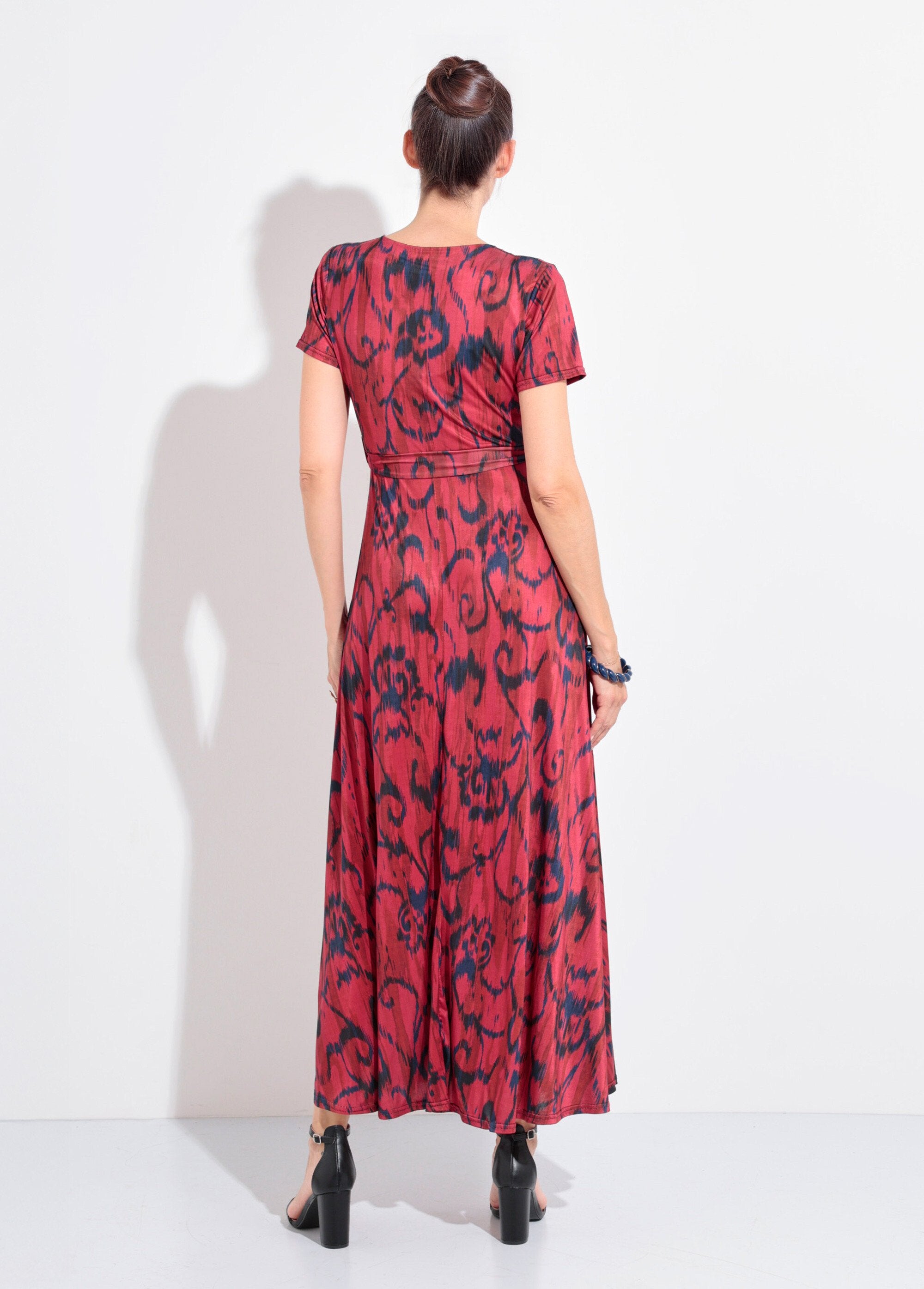 Vestido_largo,_escote_en_pico,_cinturón_envolvente._Negro_y_rojo_DO1_slim