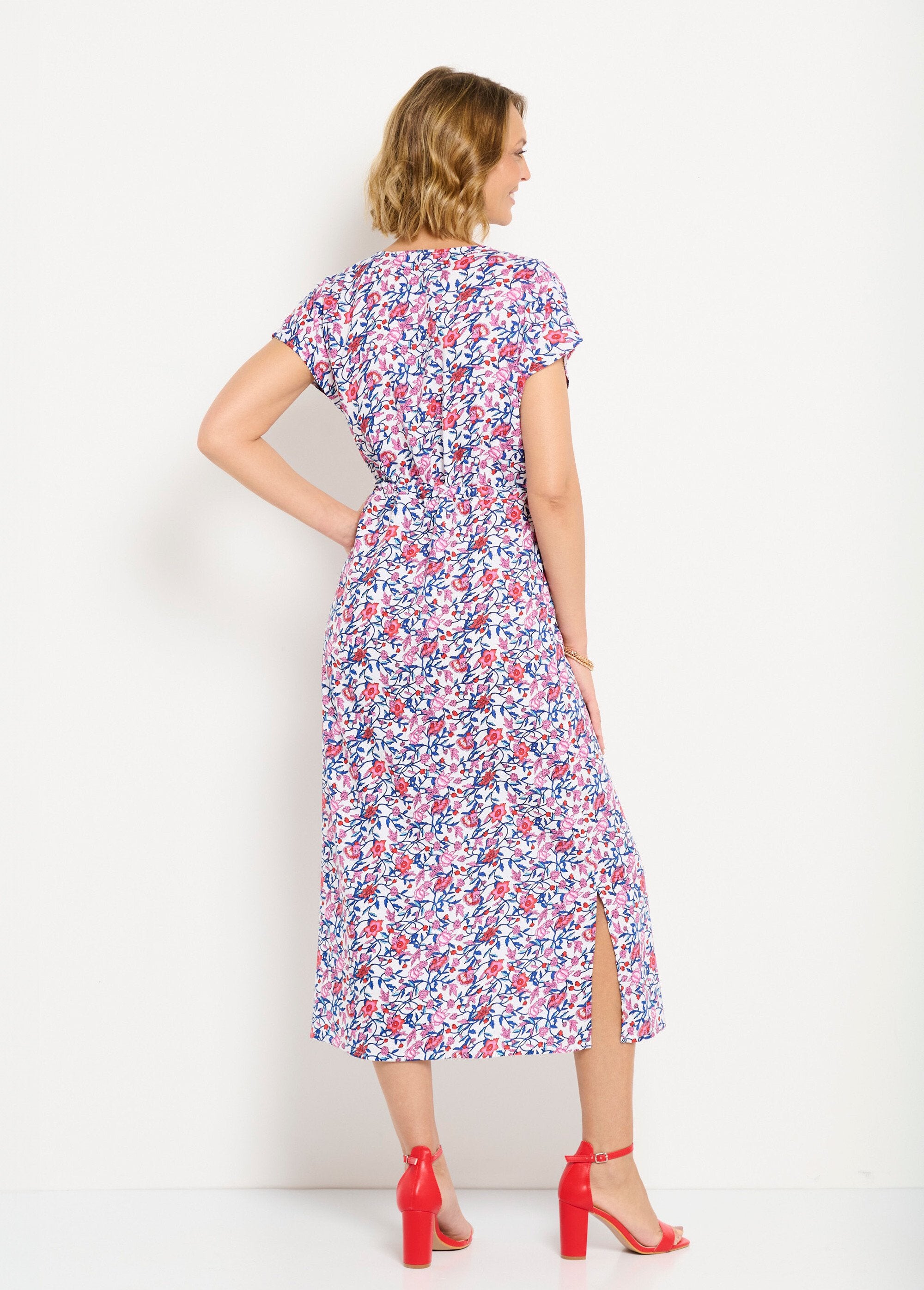 Vestido_largo_cruzado_con_estampado_floral_y_mangas_cortas_azul_y_rosa_DO1_slim