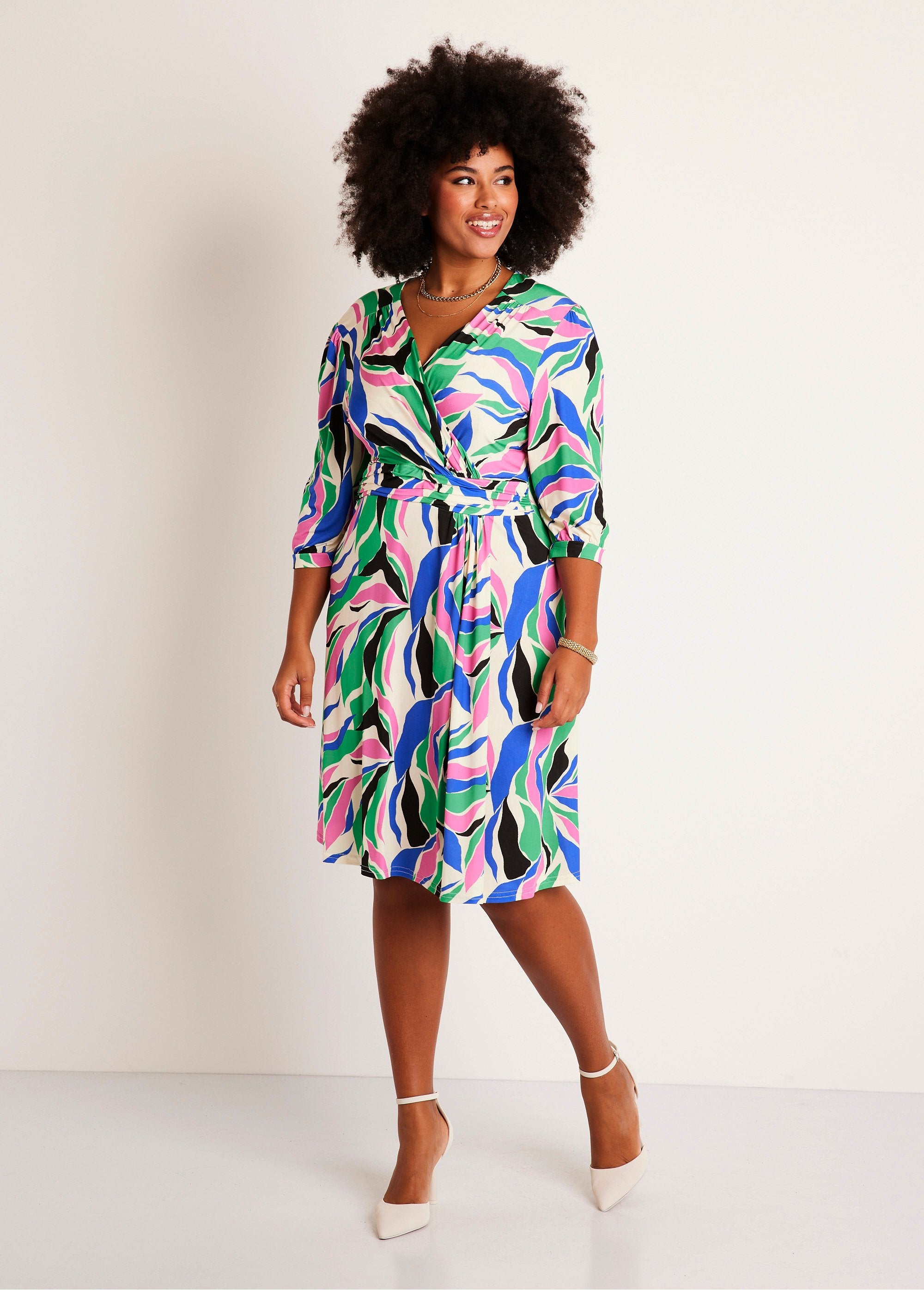 Vestido_corto_de_punto_evasé_con_estampado_gráfico_azul_y_rosa_FA1_curvy