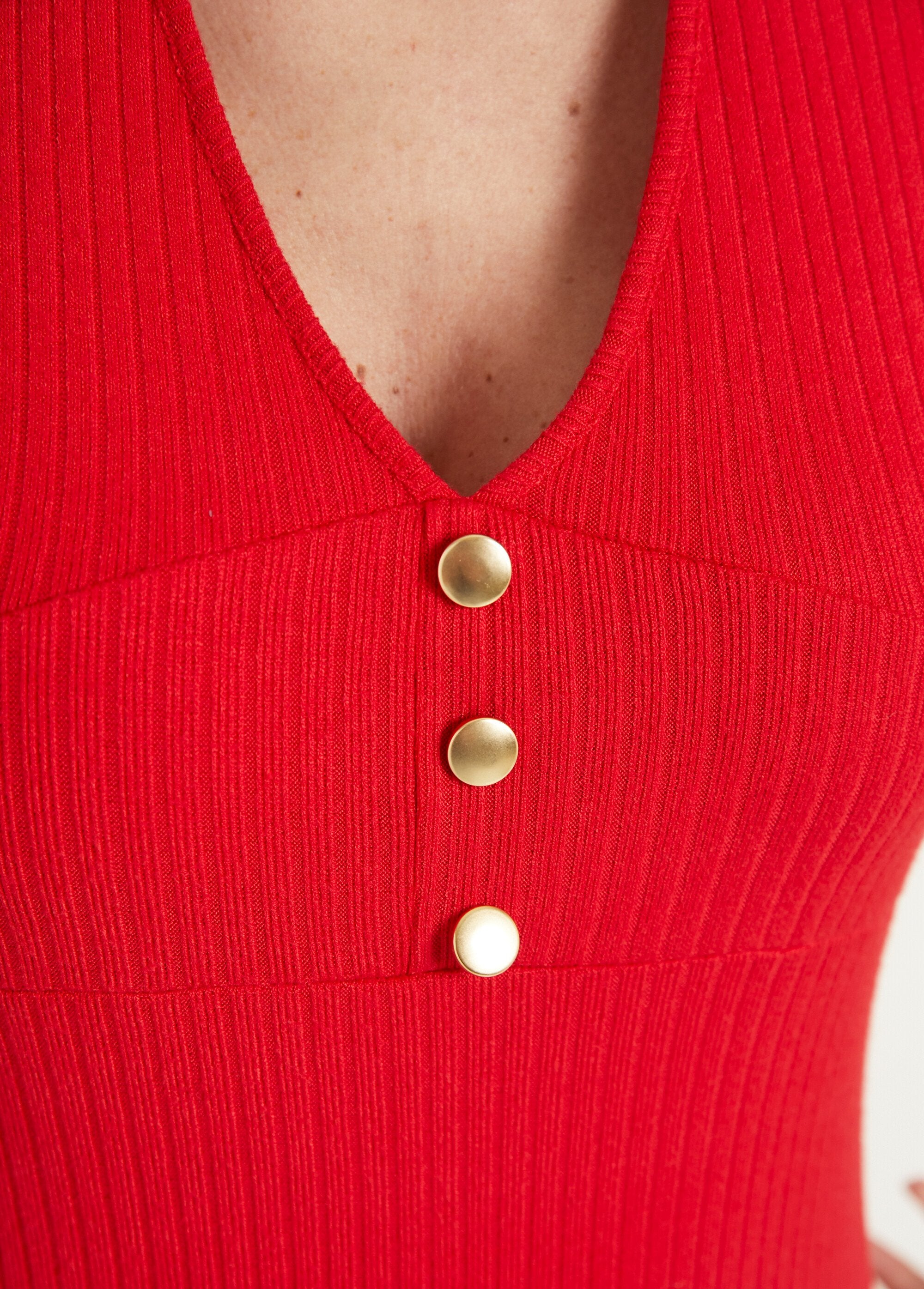 Vestido_corto_liso_de_punto_de_canalé_con_cuello_en_V_Rouge_DE2_slim