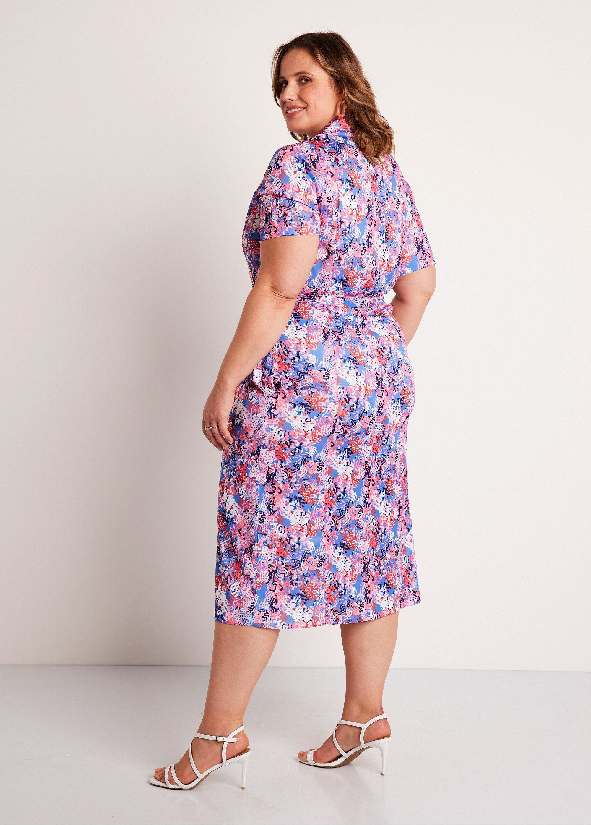 Vestido_recto_midi_estampado_con_botones_azul_y_rosa_DO1_curvy