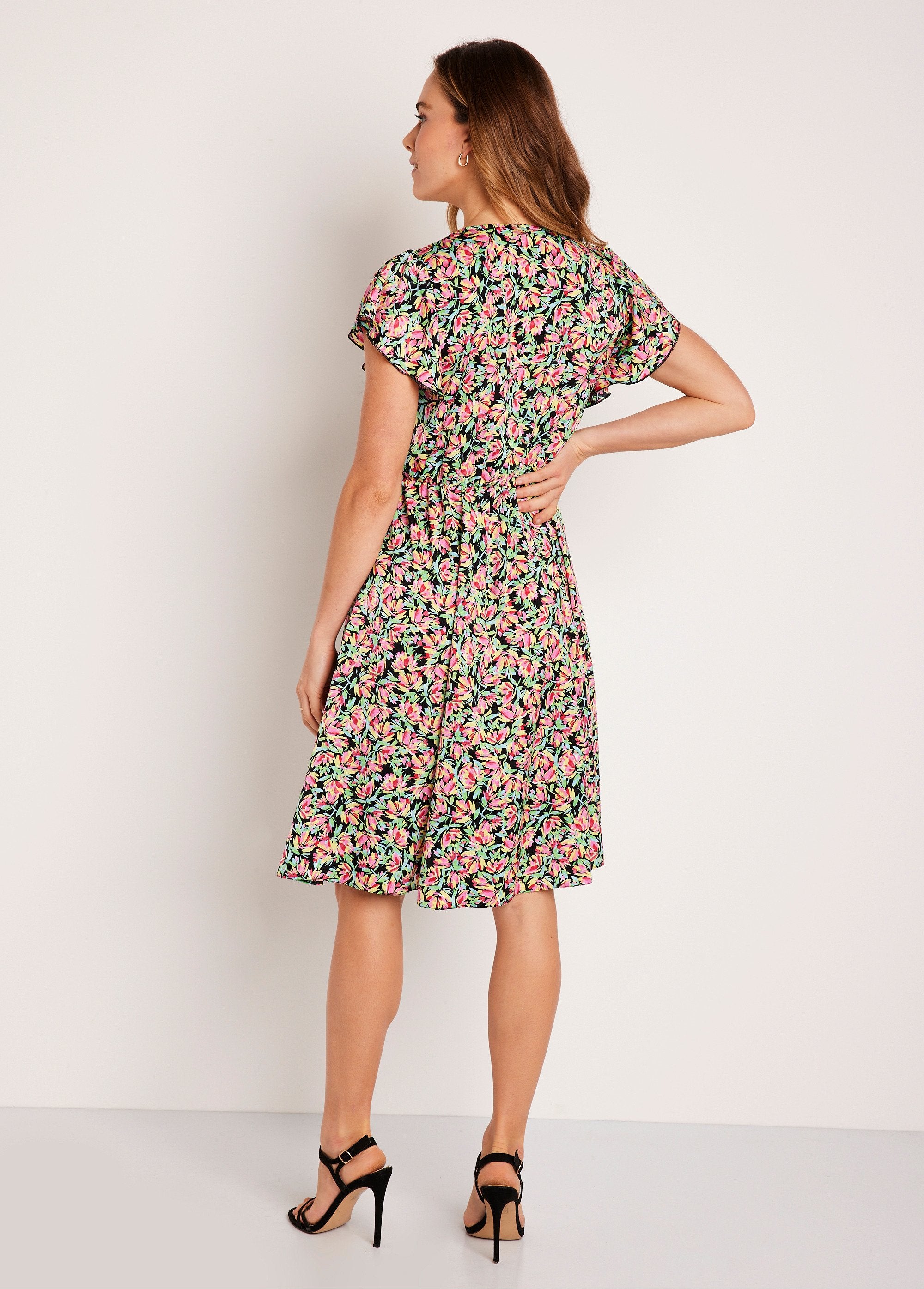 Vestido_corto_con_volantes_y_estampado_floral_verde_y_rosa_DO1_slim