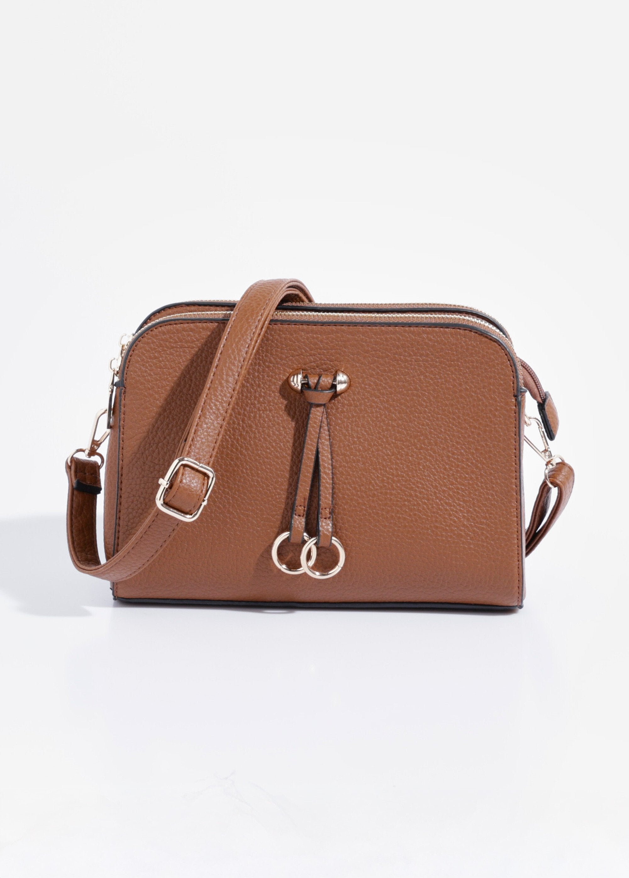 Bolso_compacto_multibolsillos_con_detalle_metálico_camello_FA1_slim
