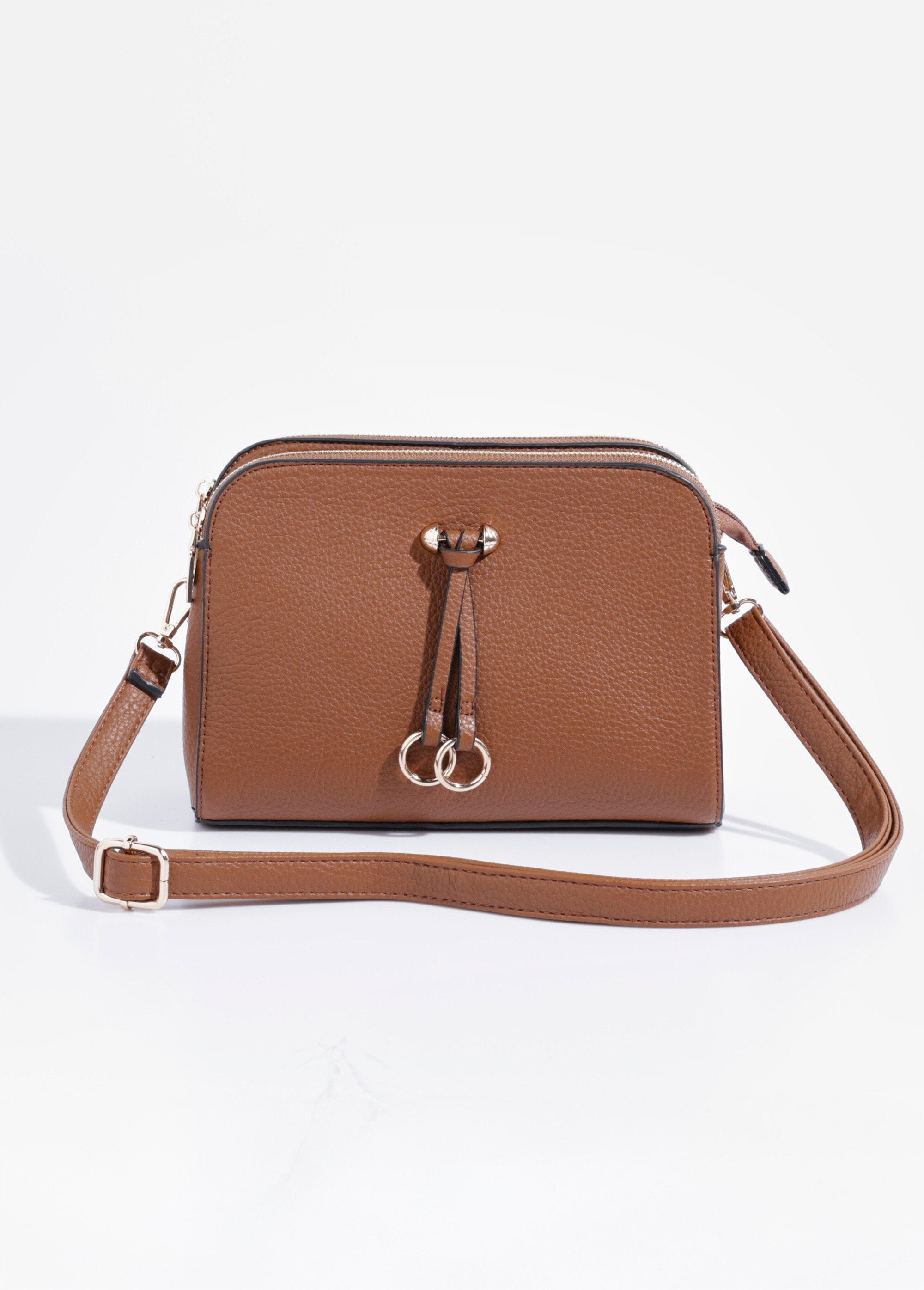Bolso_compacto_multibolsillos_con_detalle_metálico_camello_FA2_slim