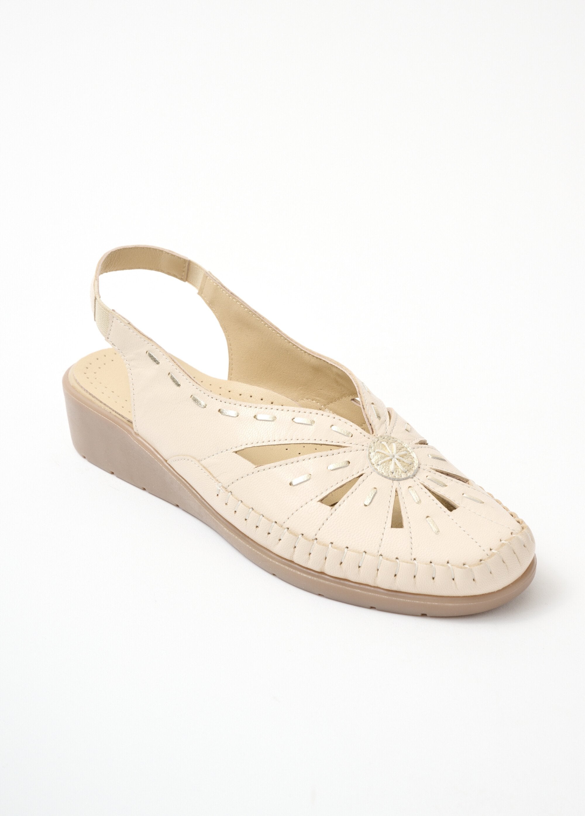 Sandalias_de_piel_con_puntera_cerrada_y_ancho_confort_Beige_FA1_slim