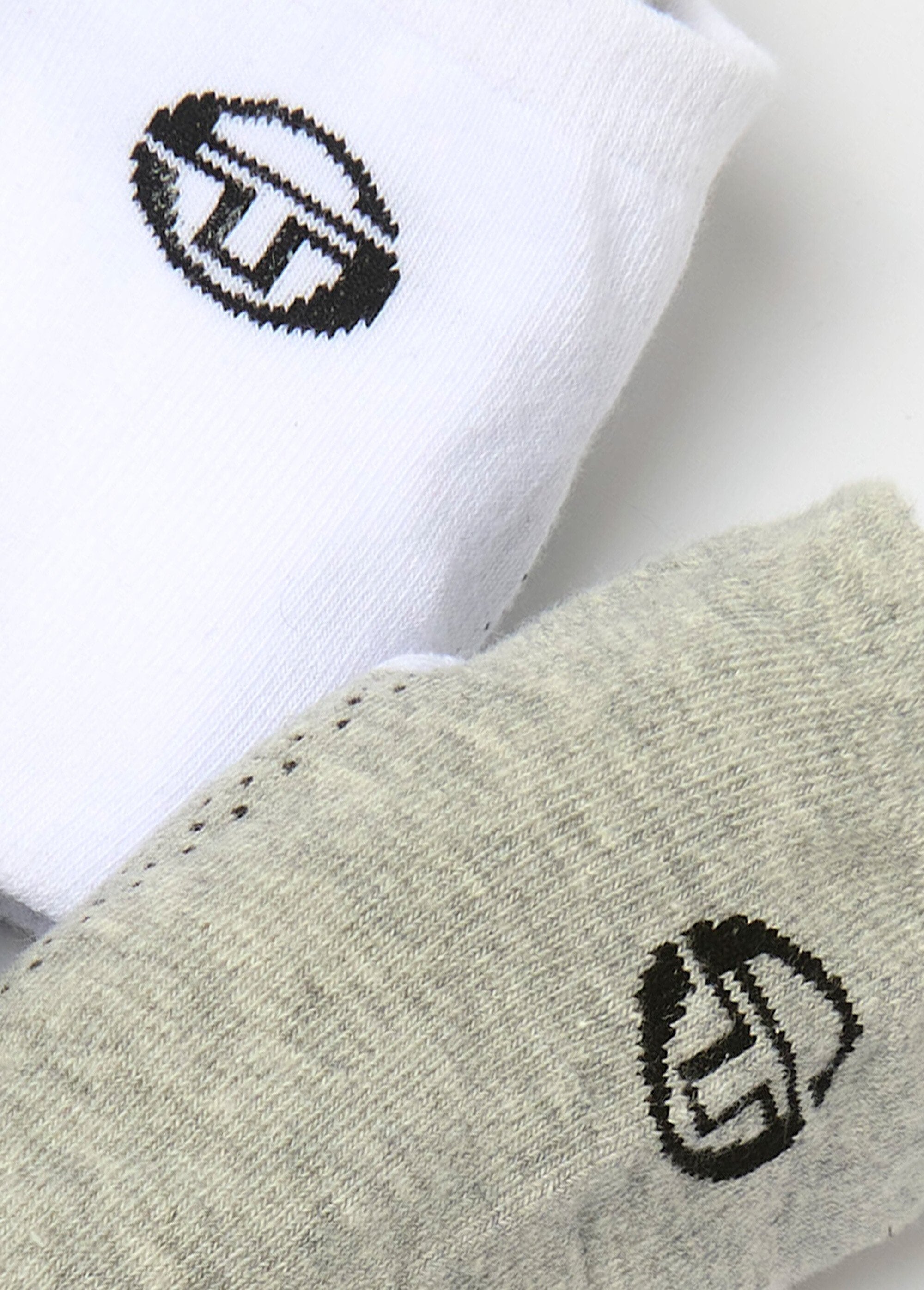 Pack_de_3_calcetines_con_logotipos_surtidos_Gris_y_blanco_y_negro_DE2_slim