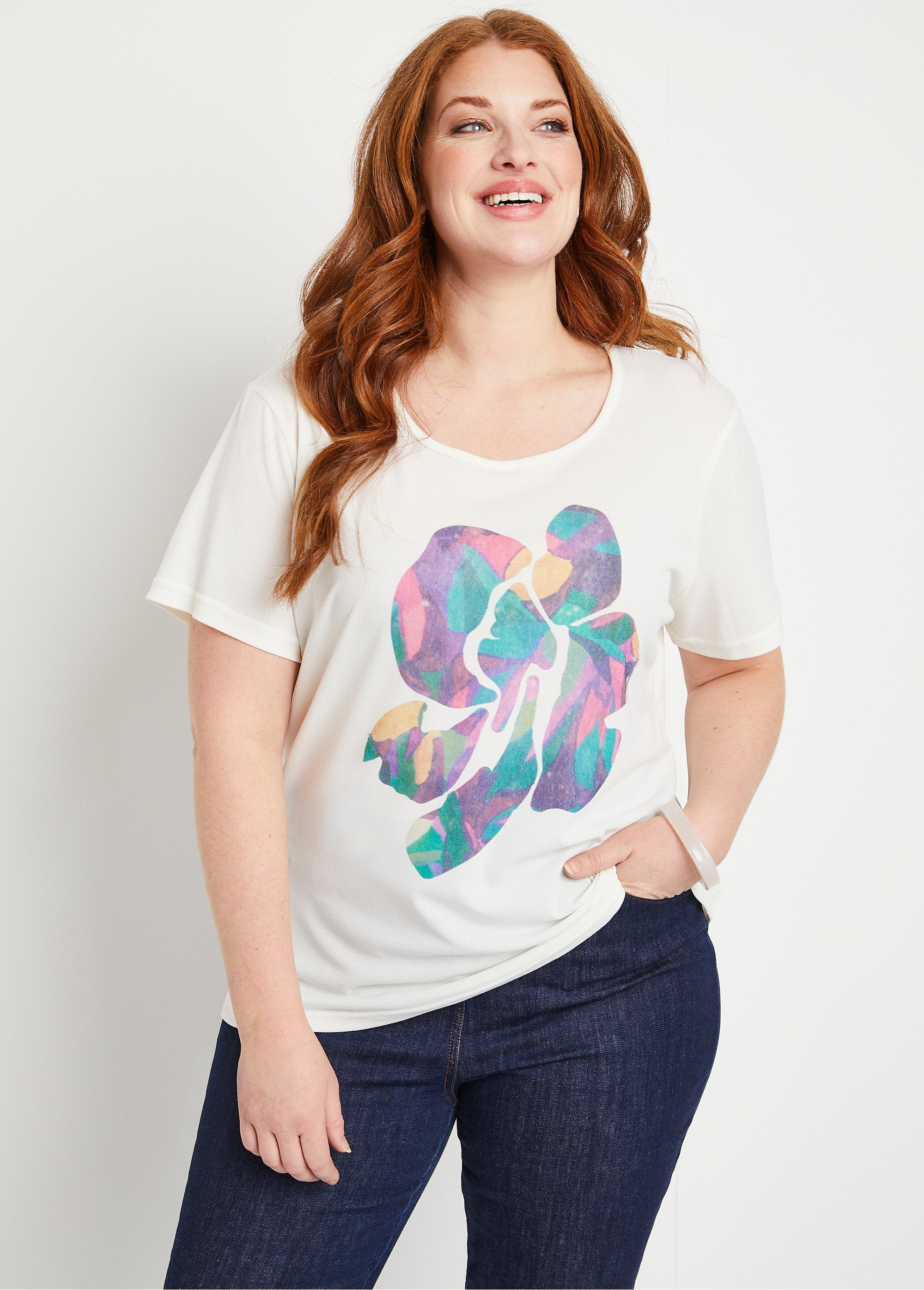 Camiseta_corta_blanca_con_estampado._fondo_crudo_FA1_curvy