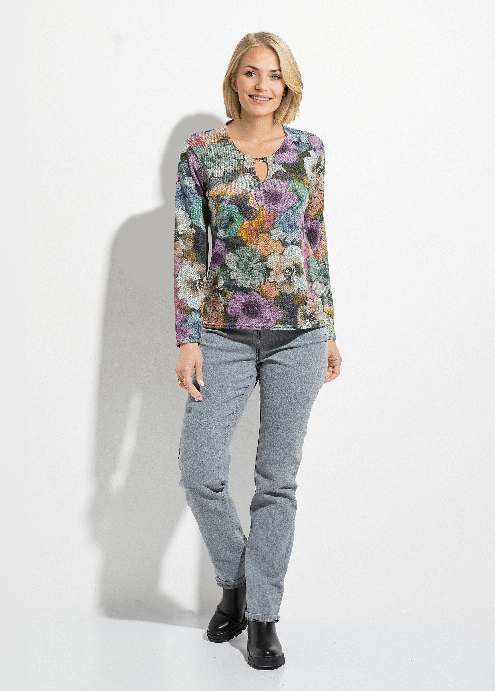 Camiseta_cálida_estampada_con_cuello_redondo_y_joyas._Gris_y_Parma_SF1_slim