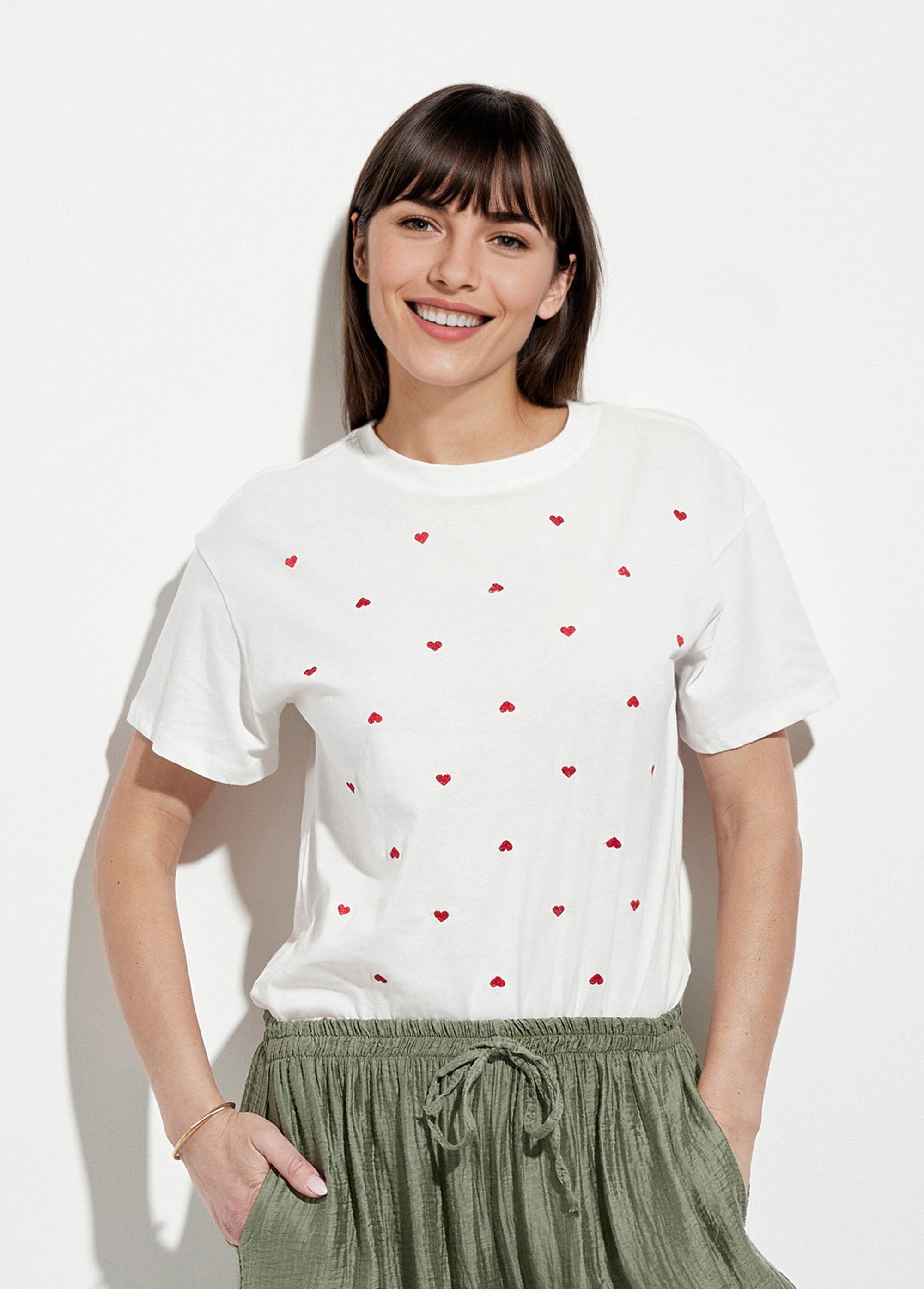 Camiseta_de_cuello_redondo_con_pequeños_corazones_bordados_Blanco,_Blanca_FA1_slim