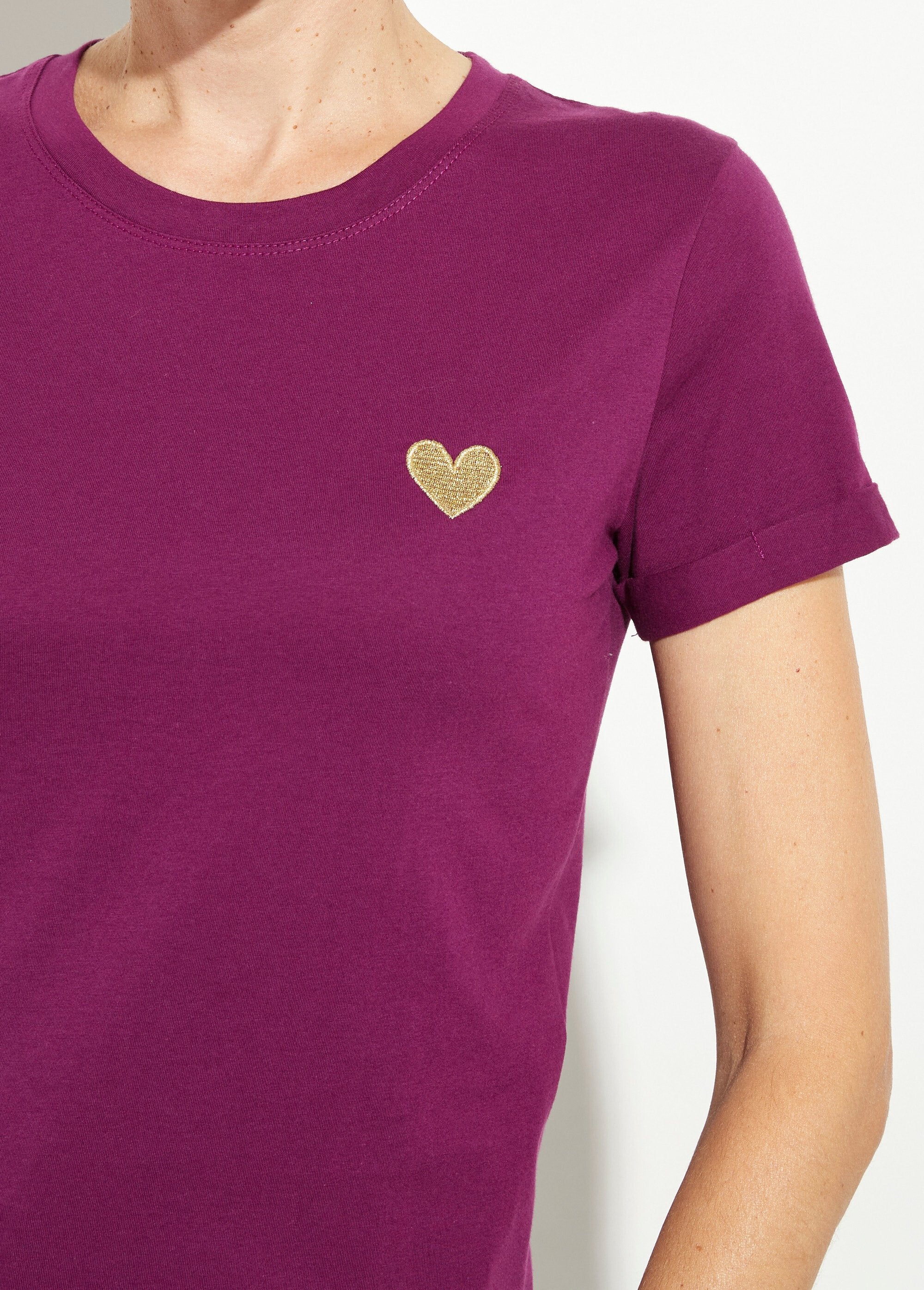Camiseta_de_cuello_redondo_con_bordado_de_corazón_en_el_pecho._Púrpura_DE1_slim