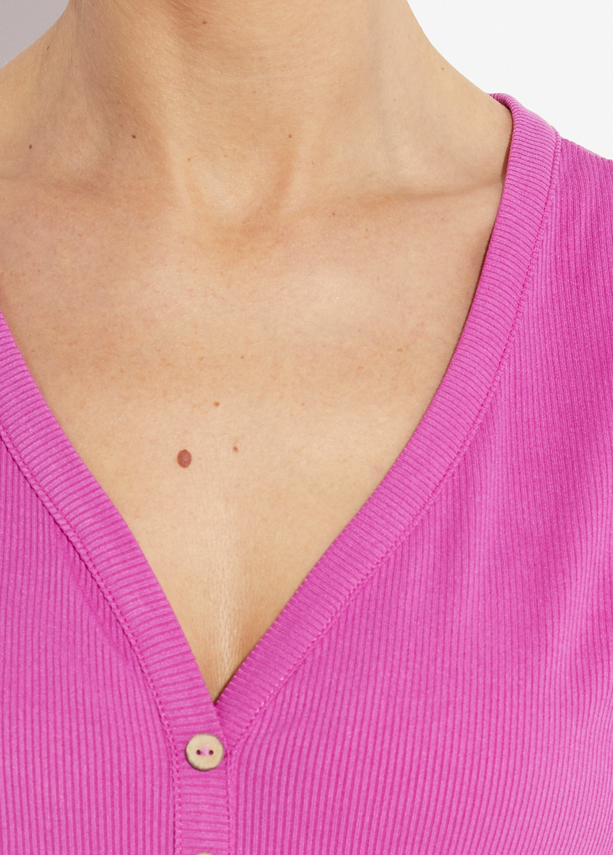 Camiseta_de_cuello_en_V_de_punto_acanalado,_Essential_Fucsia_DE1_slim