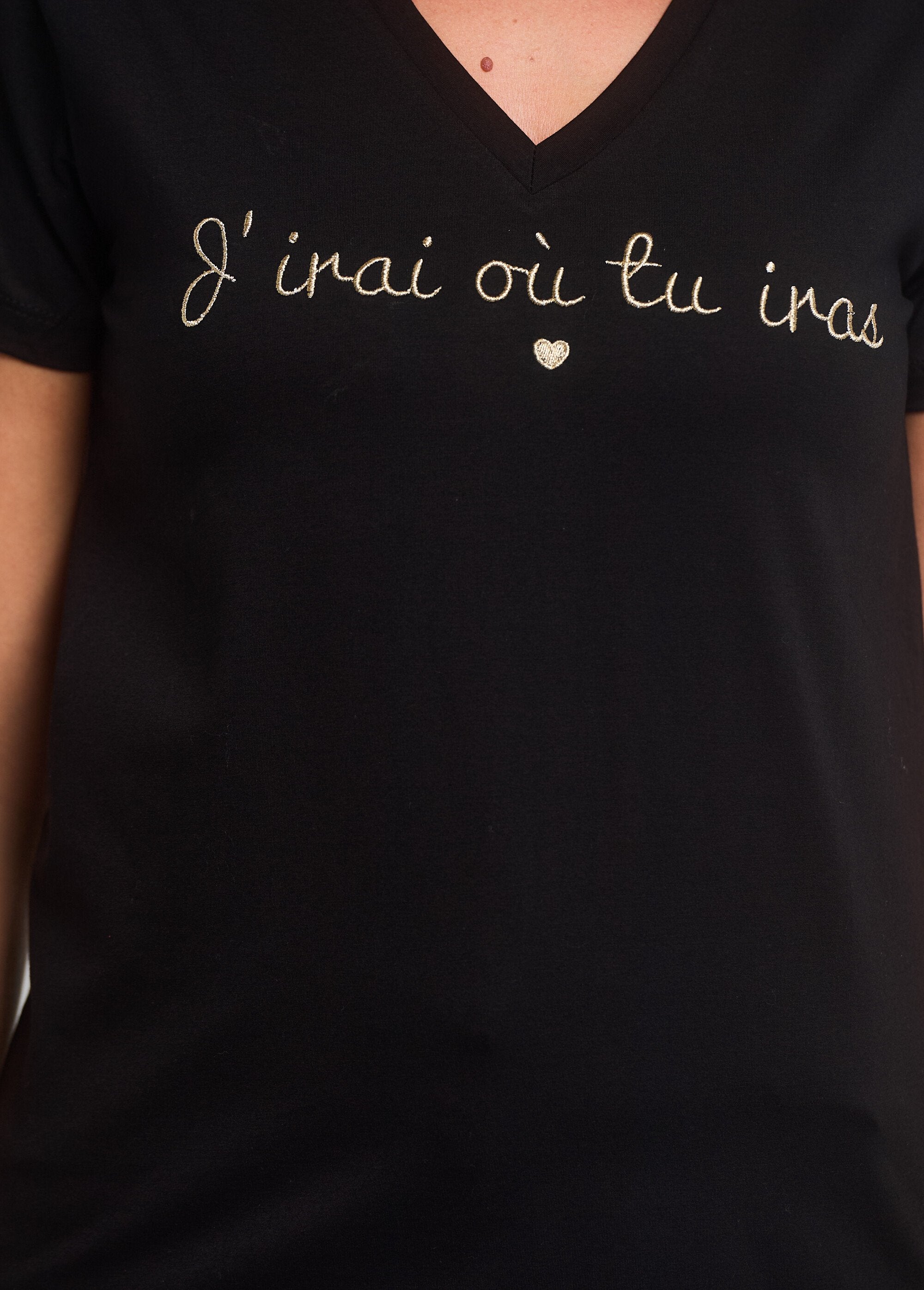 Camiseta_de_manga_corta_y_cuello_en_V_con_mensaje_Negro_DE2_slim