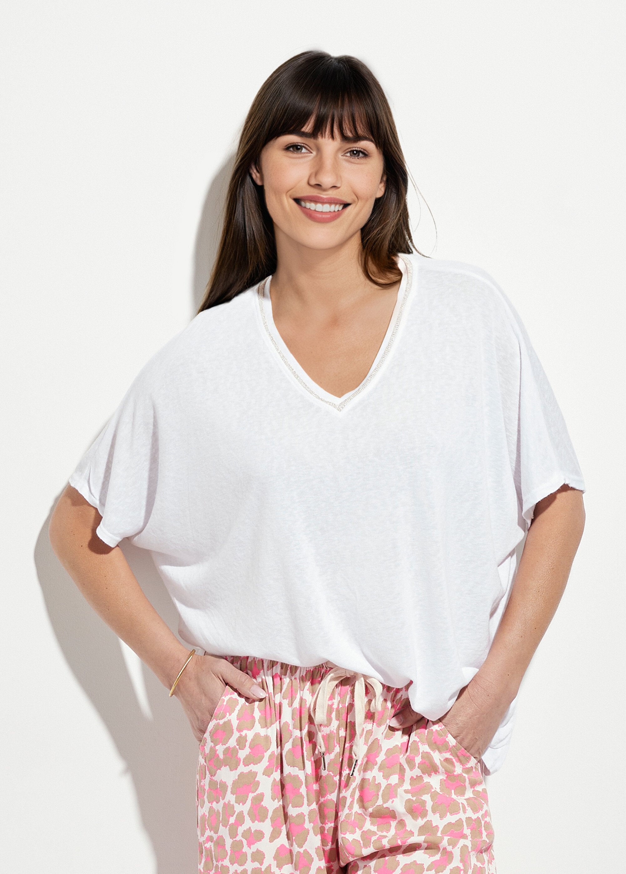 Camiseta_metalizada_con_cuello_en_V_y_mangas_kimono_Blanco,_Blanca_FA1_slim