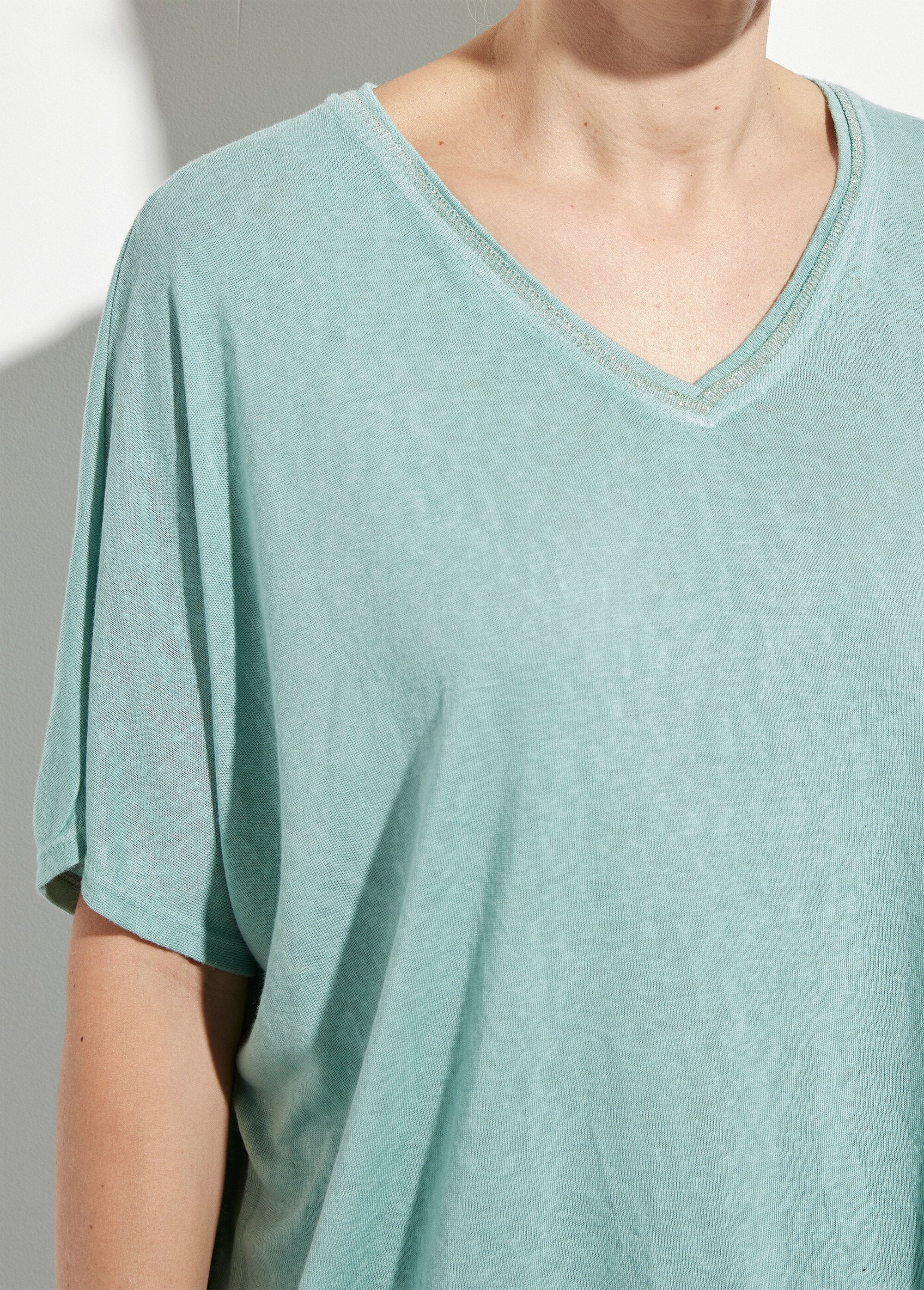 Camiseta_metalizada_con_cuello_en_V_y_mangas_kimono_verde_almendra_DE1_slim