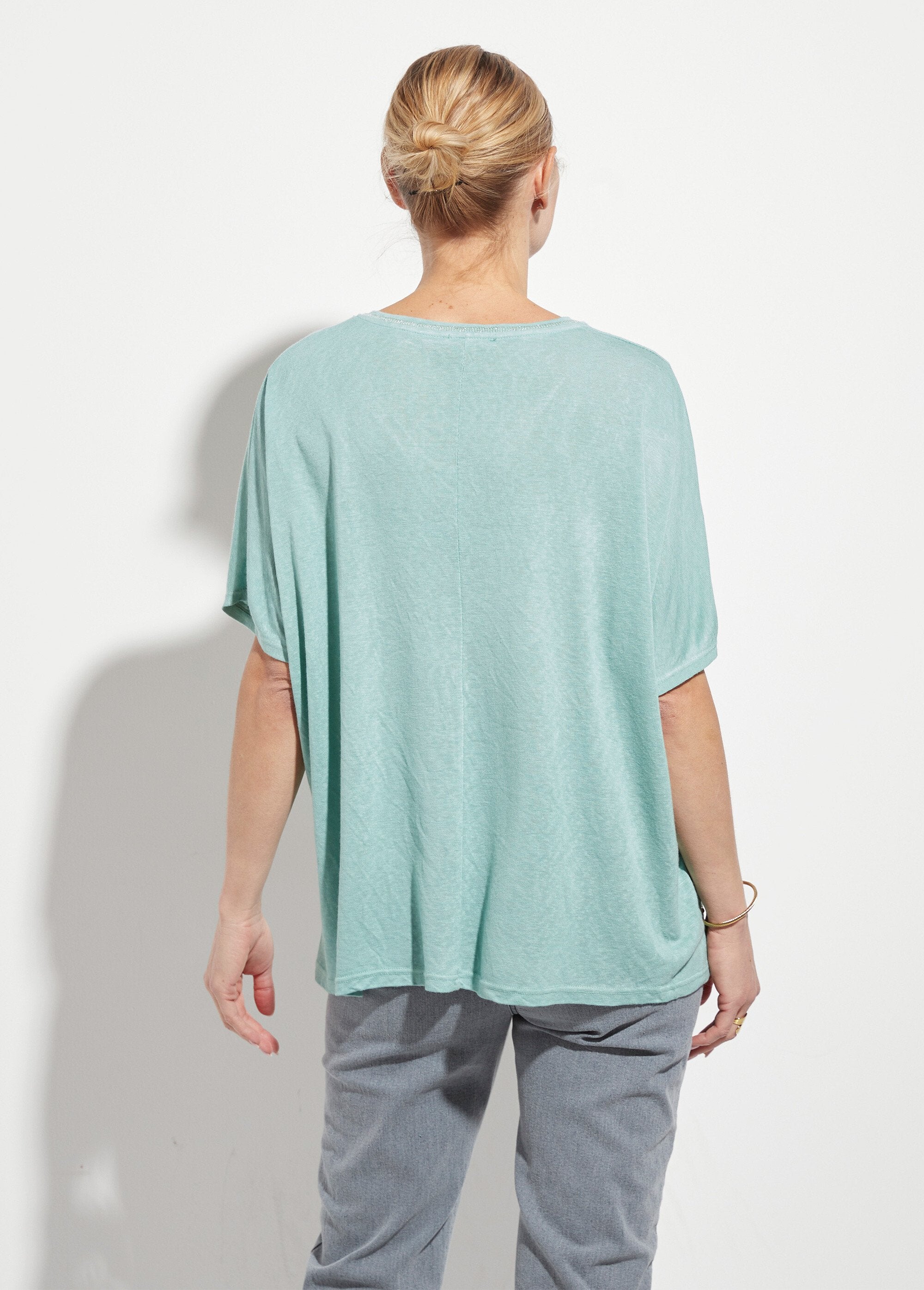 Camiseta_metalizada_con_cuello_en_V_y_mangas_kimono_verde_almendra_DO1_slim