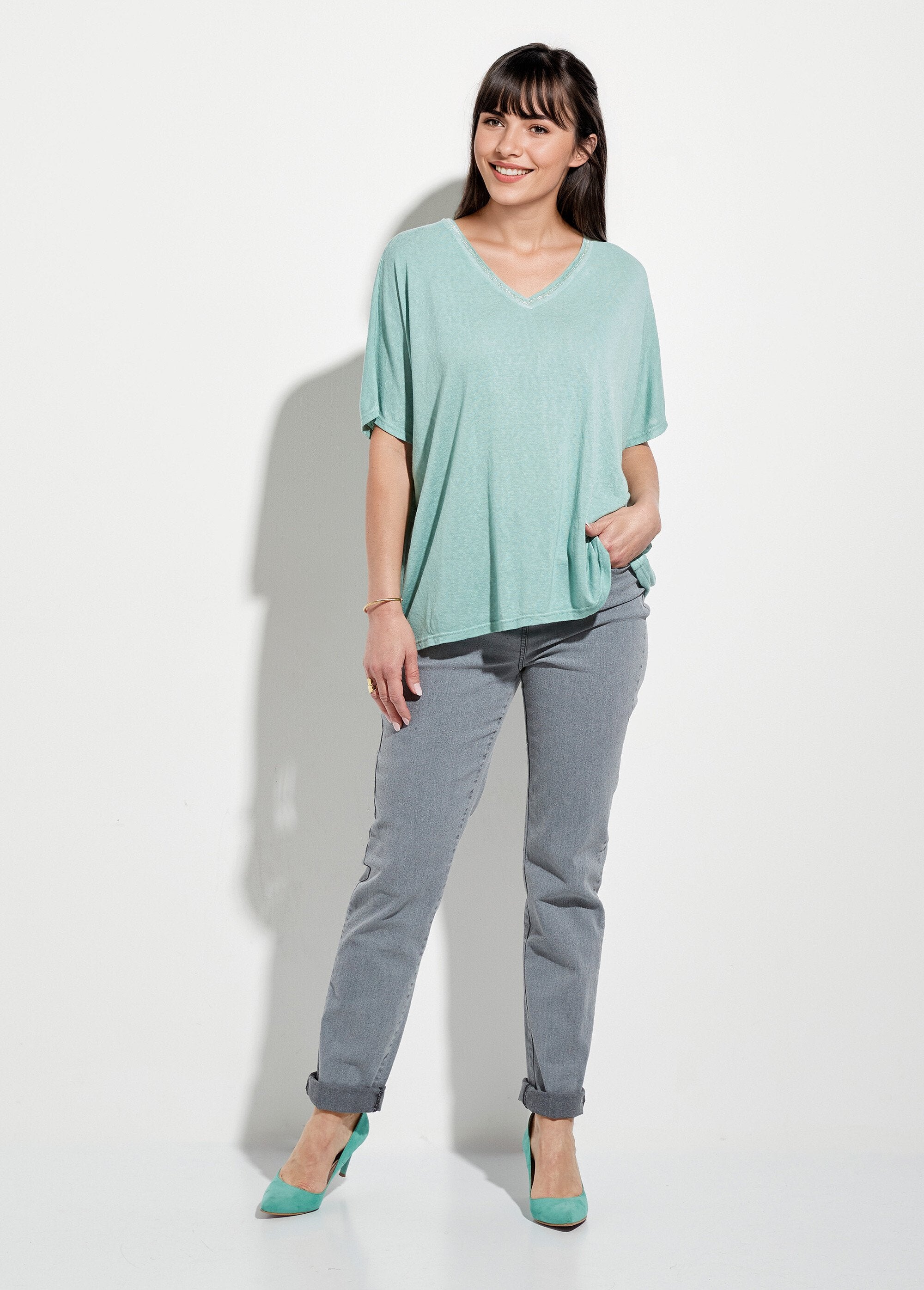 Camiseta_metalizada_con_cuello_en_V_y_mangas_kimono_verde_almendra_SF1_slim