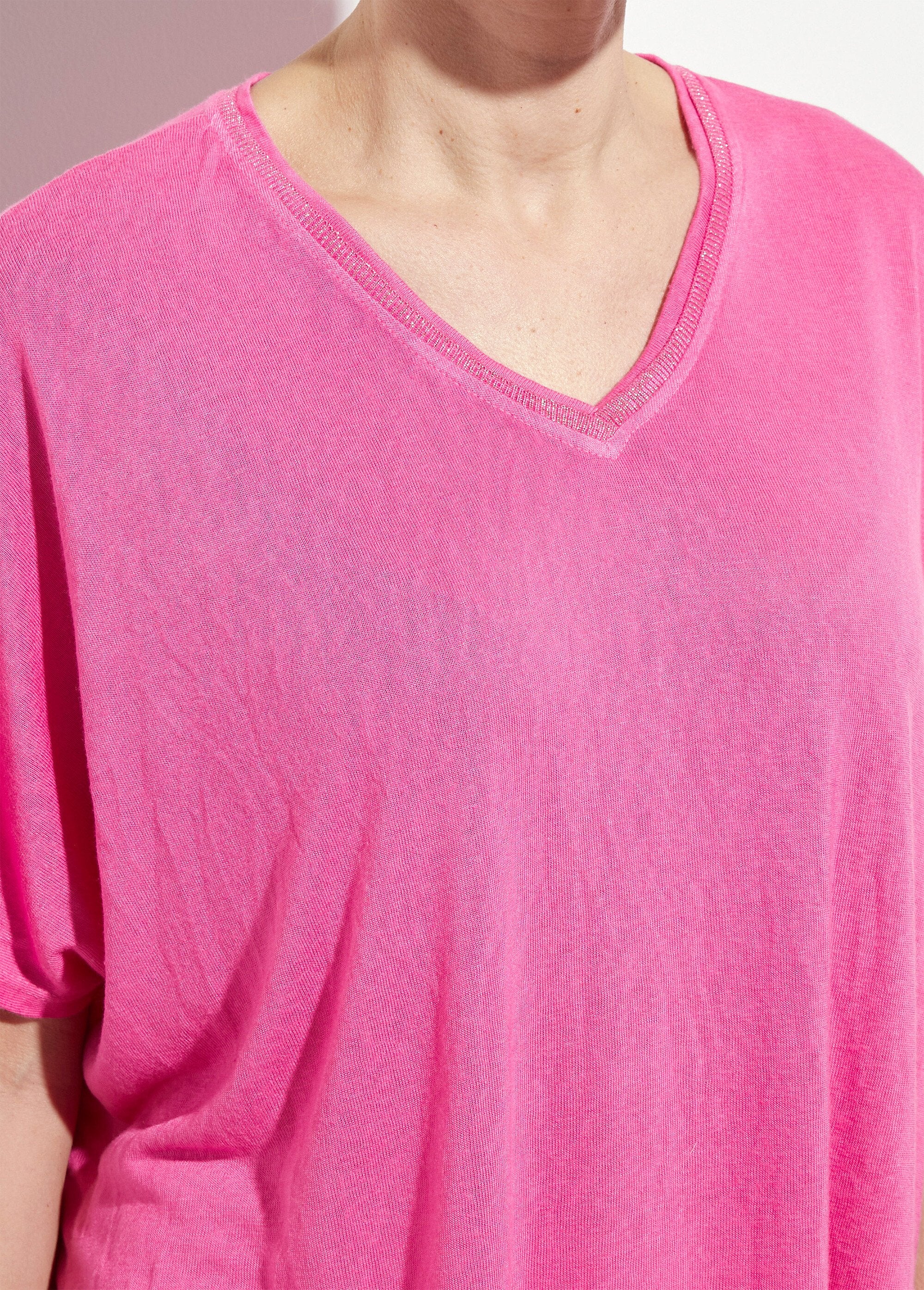 Camiseta_metalizada_con_cuello_en_V_y_mangas_kimono_Fucsia_DE1_slim