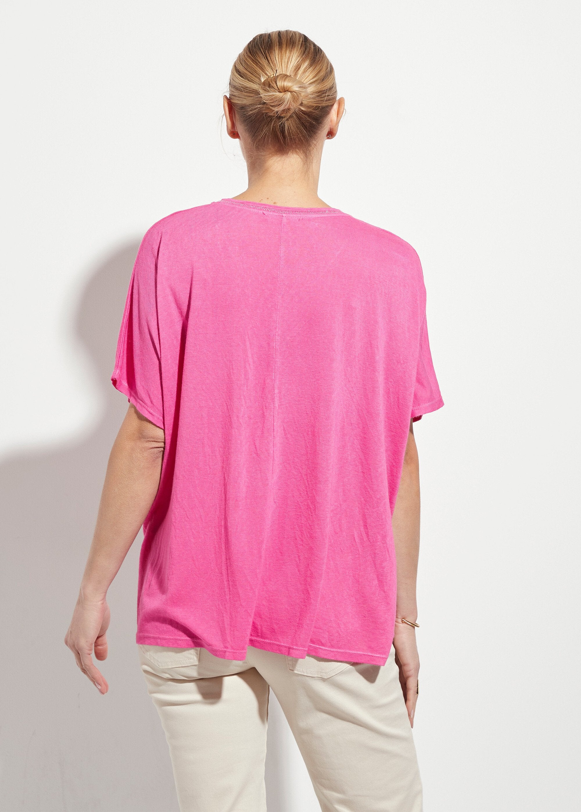 Camiseta_metalizada_con_cuello_en_V_y_mangas_kimono_Fucsia_DO1_slim
