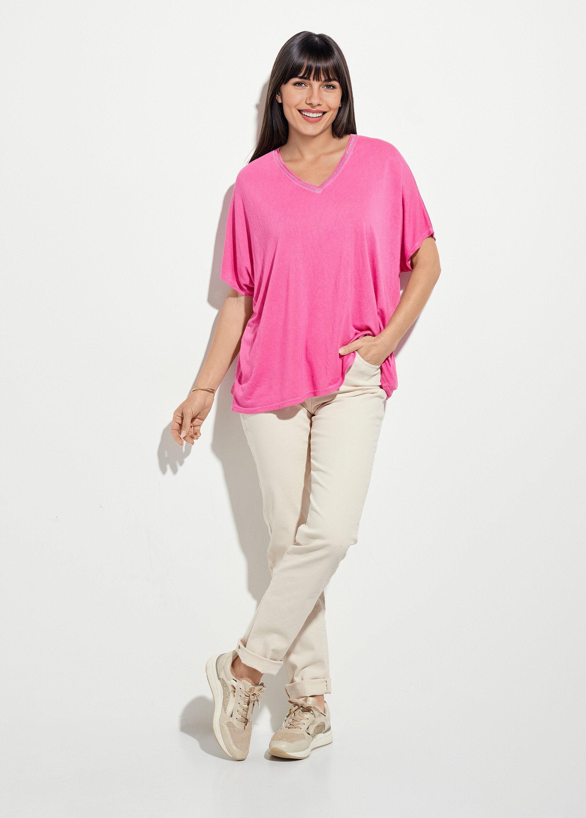 Camiseta_metalizada_con_cuello_en_V_y_mangas_kimono_Fucsia_SF1_slim