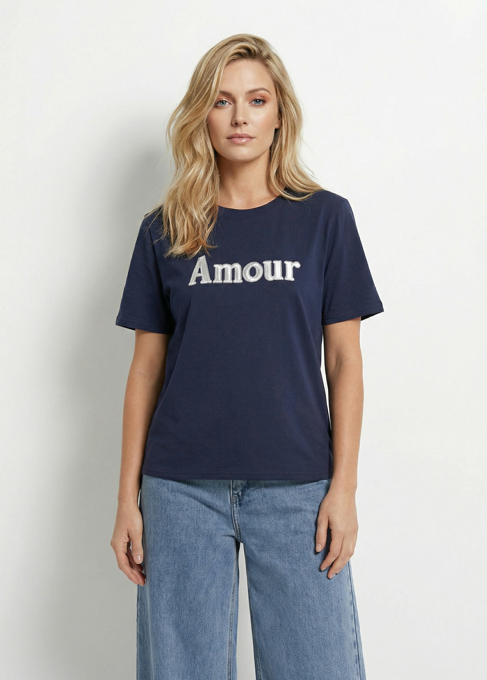 Camiseta_de_algodón_con_la_palabra_"Love"_impresa._azul_marino_y_blanco_FA1_slim