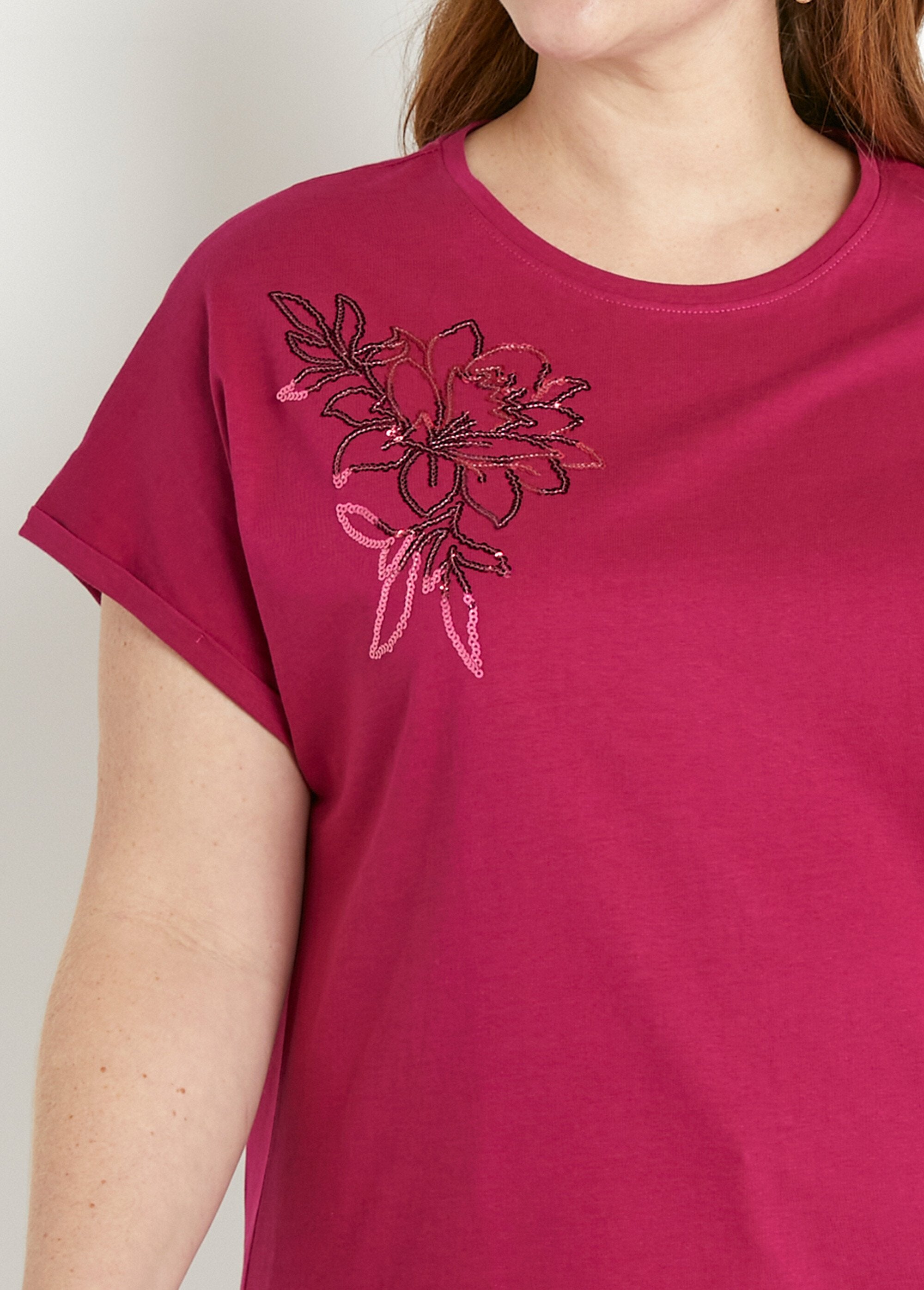 Camiseta_de_algodón_lisa_con_mangas_cortas_y_lentejuelas._Cassis_DE1_curvy
