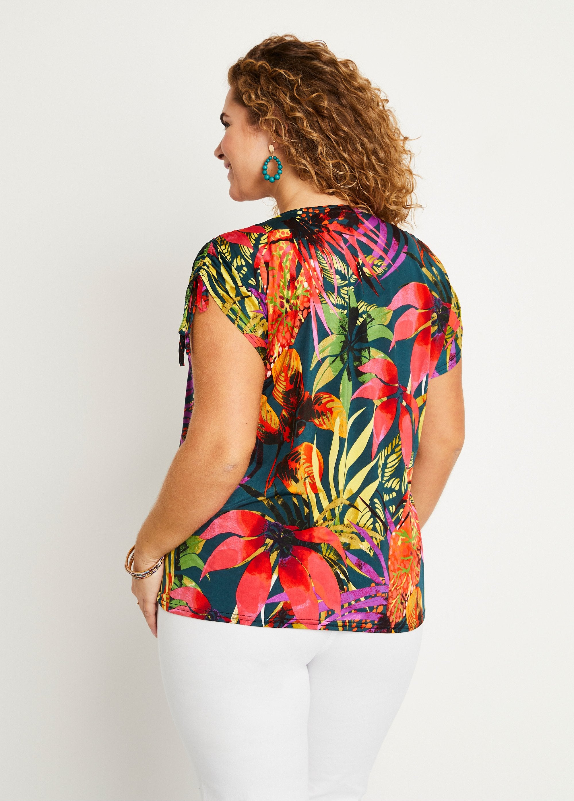 Camiseta_corta_holgada_con_estampado_exótico_y_cuello_en_V_Multicolor_DO1_curvy