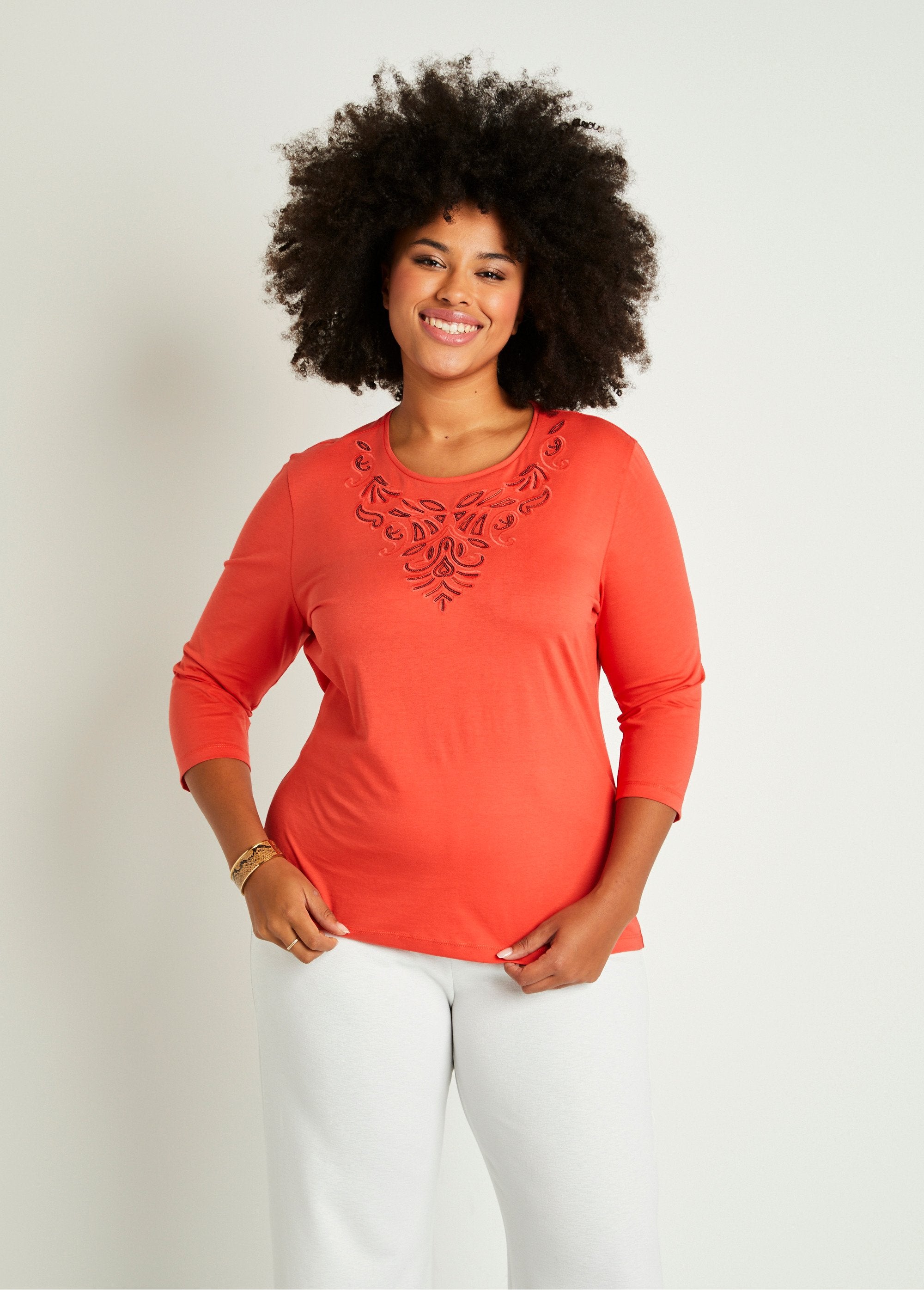 Camiseta_corta_bordada_manga_3/4_naranja_FA1_curvy