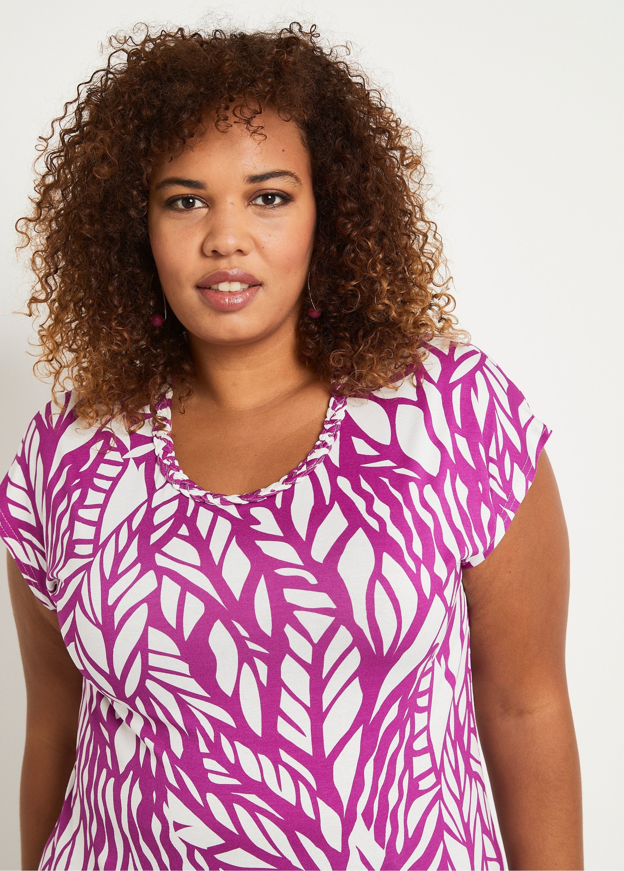 Camiseta_gráfica_corta_Grosella_negra_y_blanca_DE2_curvy