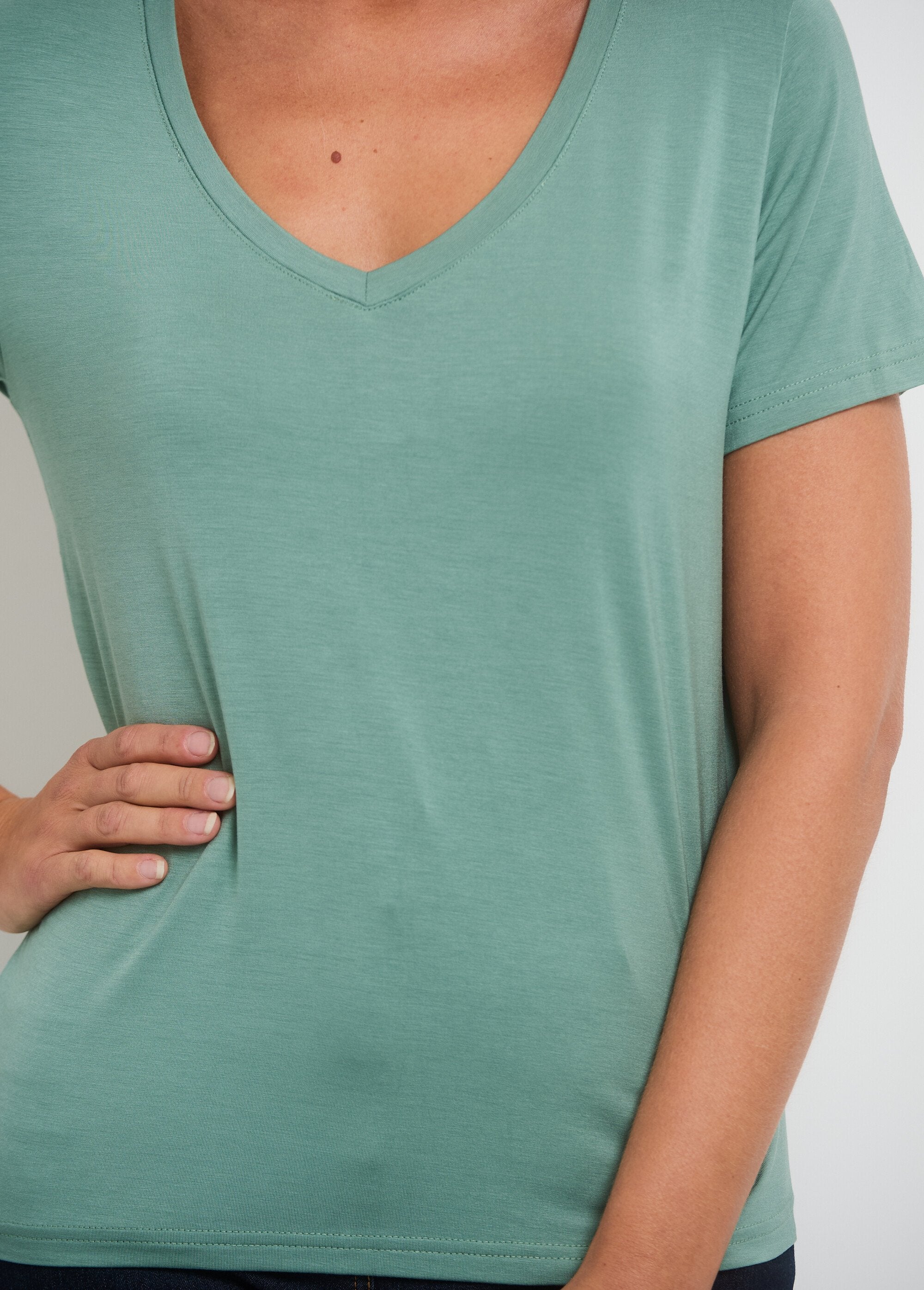 Camiseta_fluida_de_manga_corta_y_cuello_en_V_Verde_claro_DE2_slim