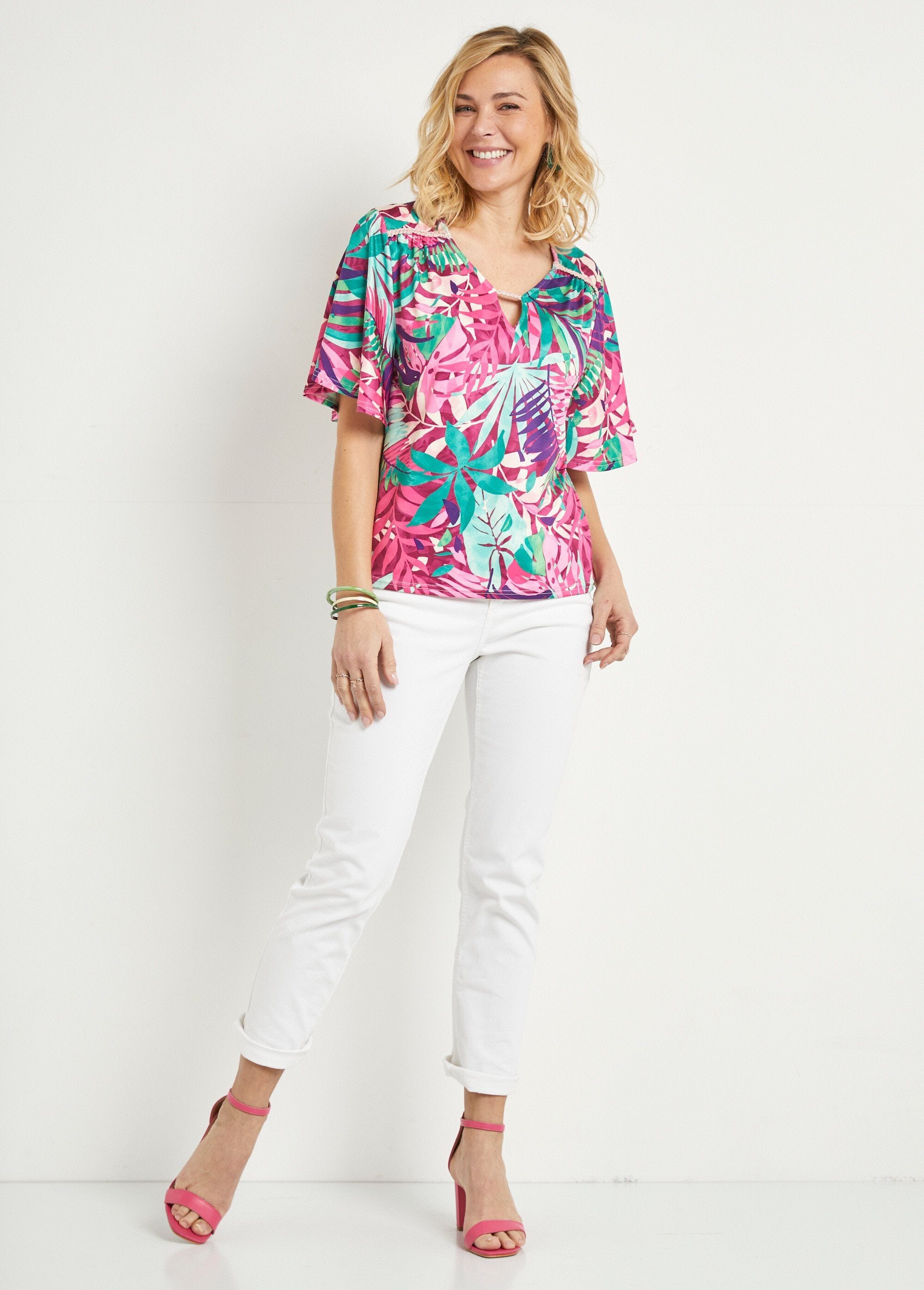 Camiseta_con_estampado_tropical_y_mangas_de_mariposa_Multicolor_SF1_slim