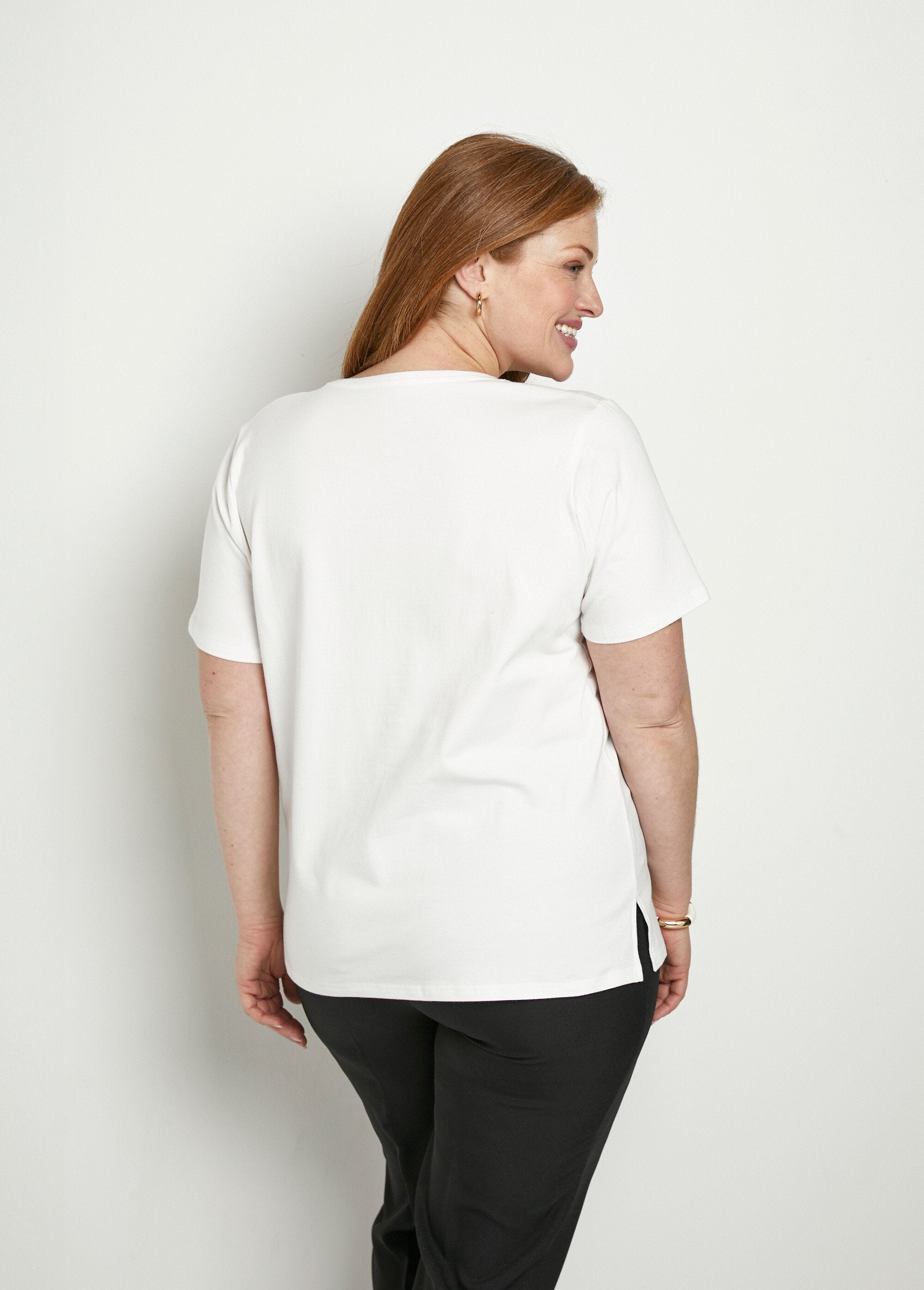 Camiseta_larga_de_manga_corta_y_cuello_redondo_Blanco_puro_DO1_curvy