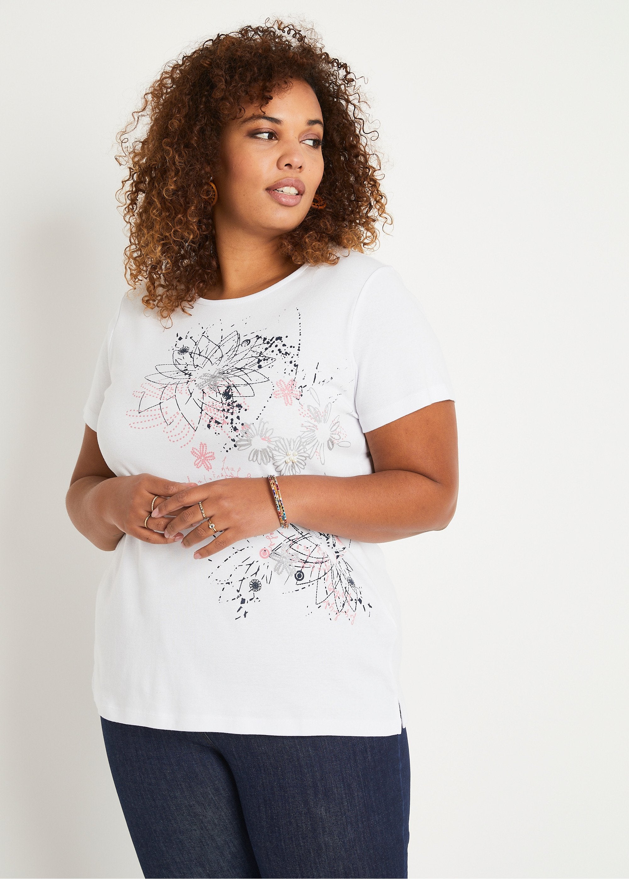 Camiseta_larga_de_estampado_floral_con_aberturas_laterales_Blanco,_Blanca_FA1_curvy