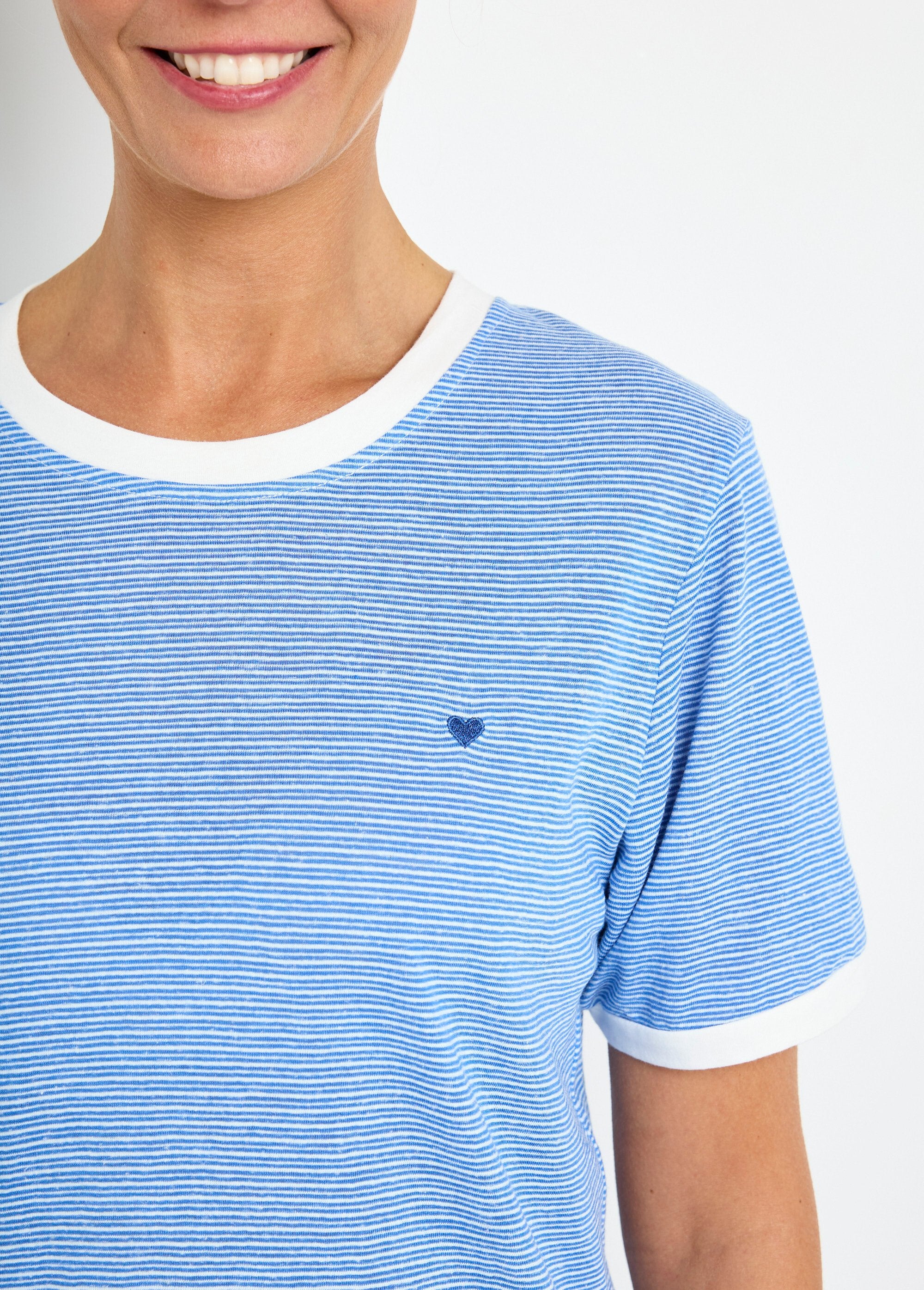 Camiseta_elástica_de_rayas_con_cuello_redondo_Azul_DE1_slim