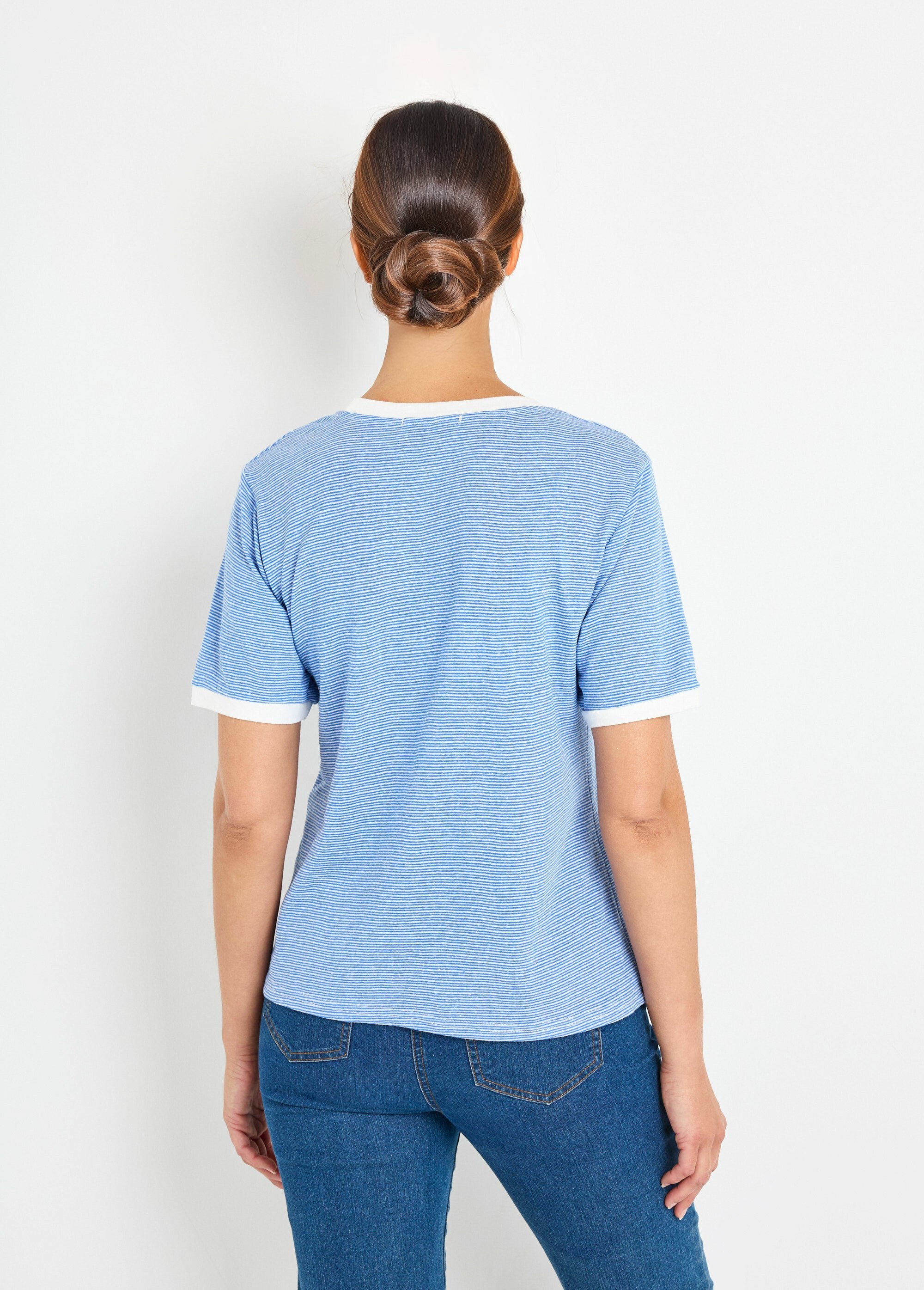 Camiseta_elástica_de_rayas_con_cuello_redondo_Azul_DO1_slim