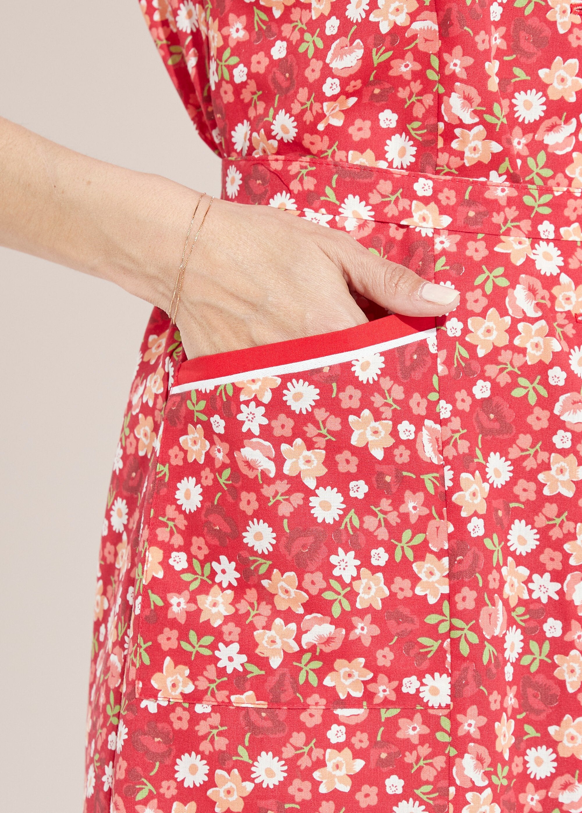 Delantal_sin_mangas_abotonado_con_estampado_floral_Rojo_DE3_slim