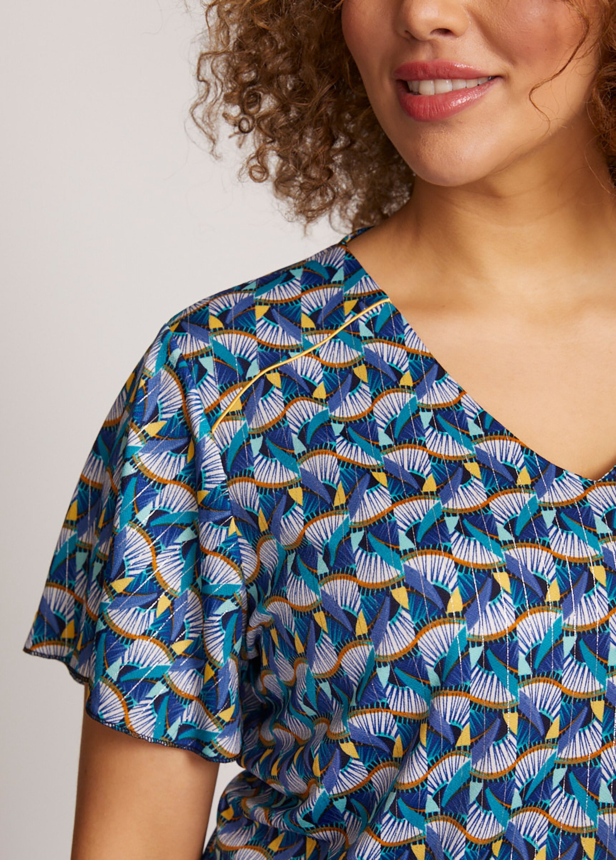 Camiseta_corta_estampada_con_mangas_de_mariposa_Azul_y_amarillo_DE1_curvy
