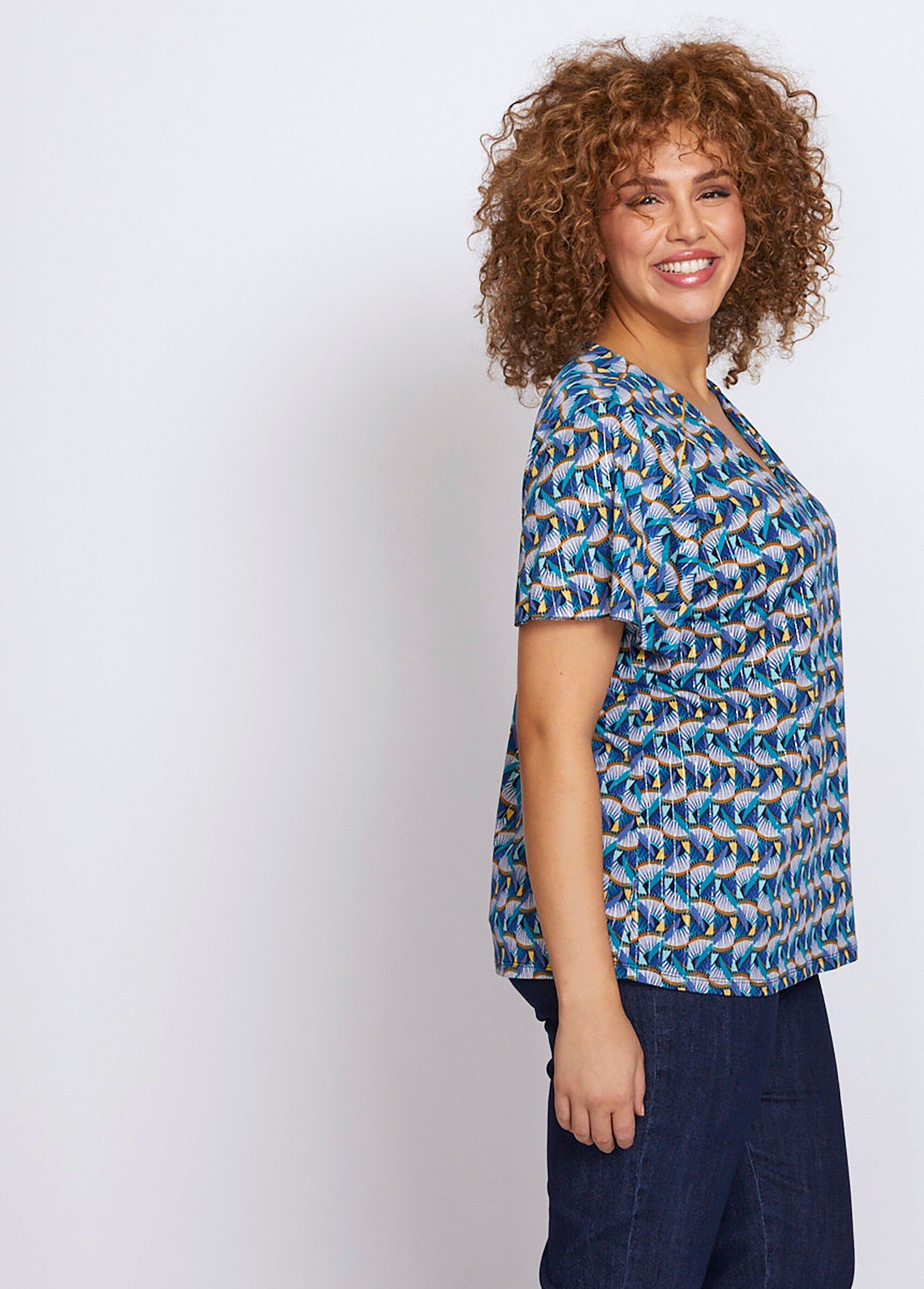 Camiseta_corta_estampada_con_mangas_de_mariposa_Azul_y_amarillo_DR1_curvy