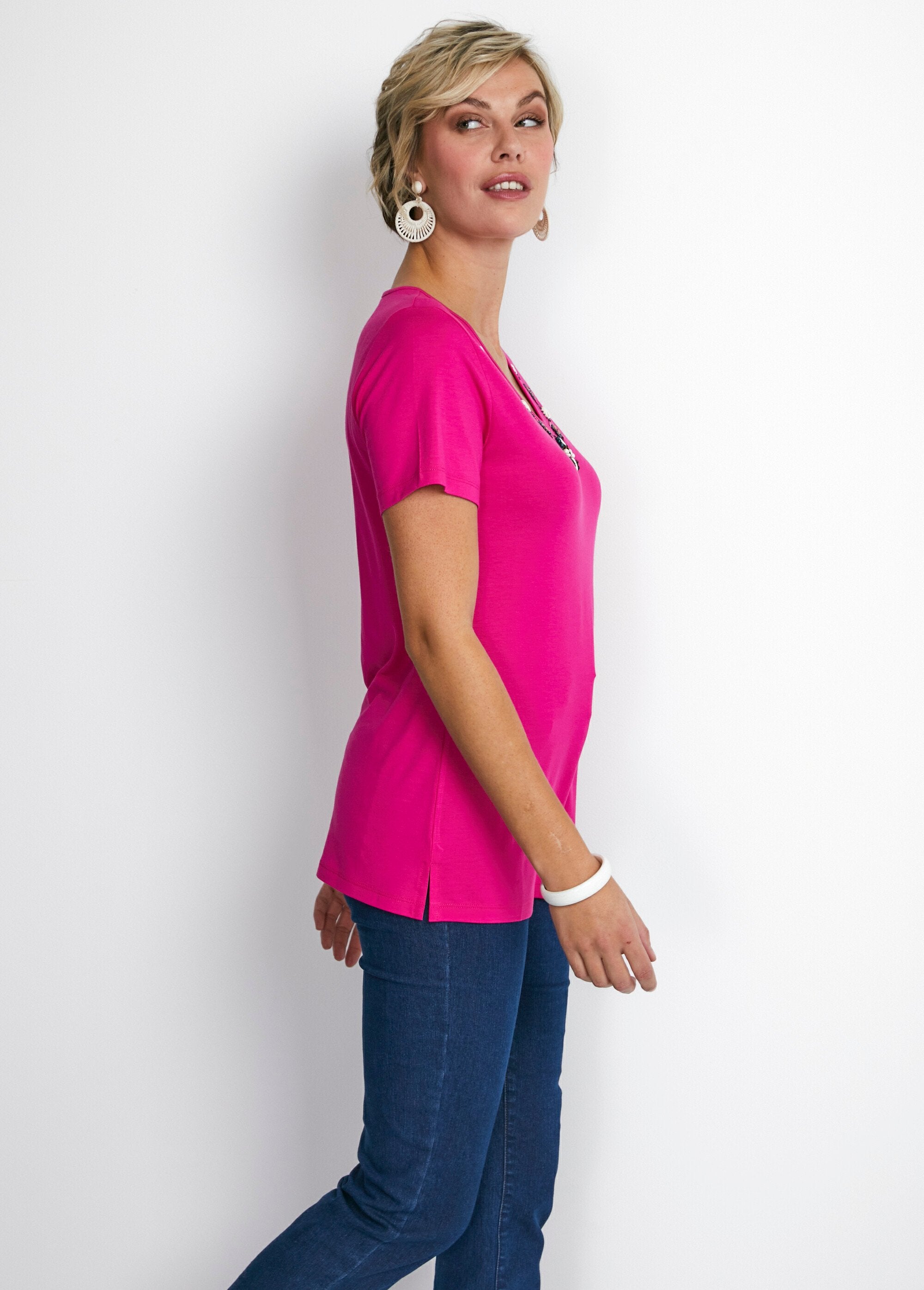 Camiseta_joya_larga_con_cuello_en_V_Fucsia_DR1_slim