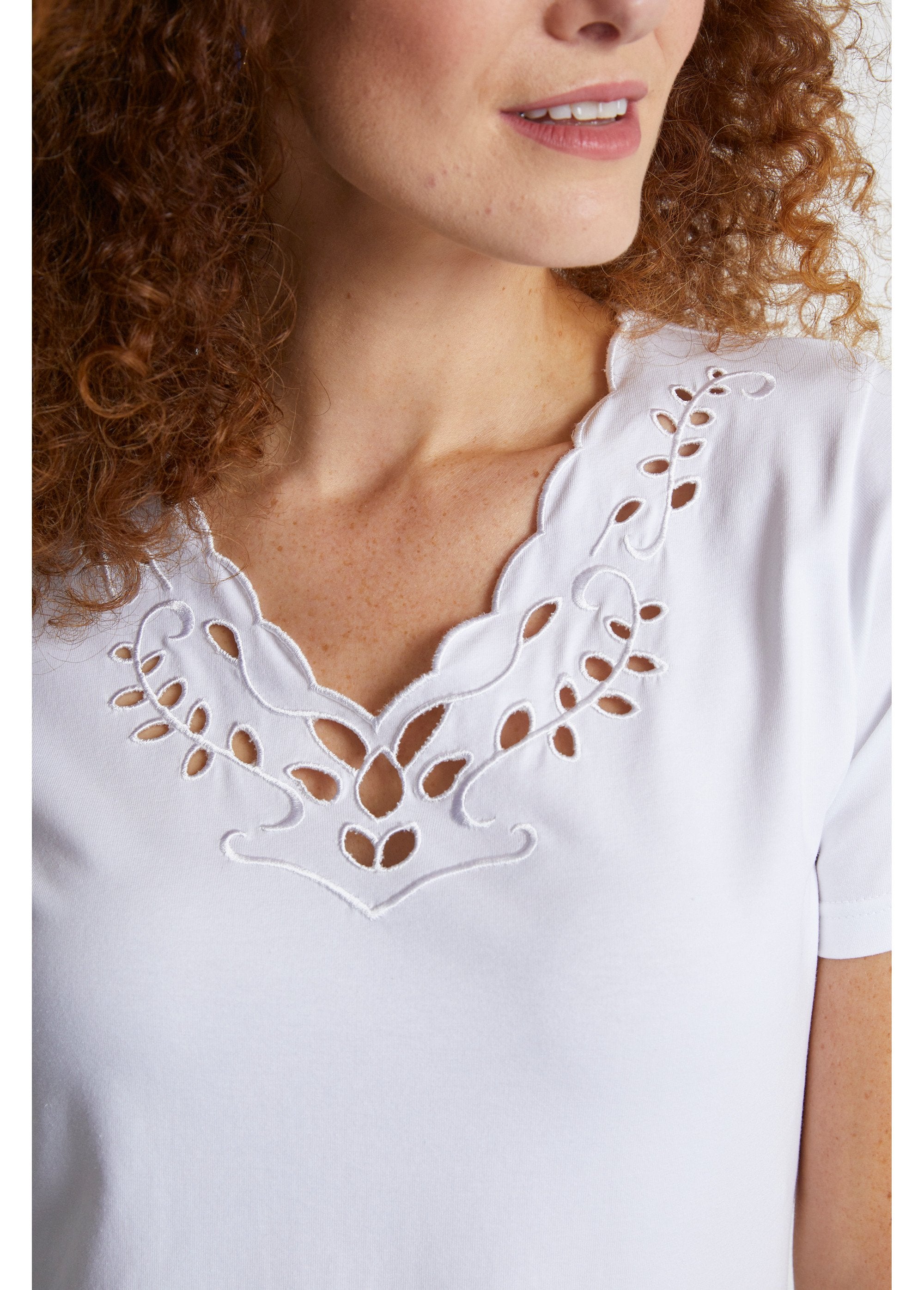 Camiseta_calada_bordada_con_cuello_en_V_Blanco,_Blanca_DE2_slim