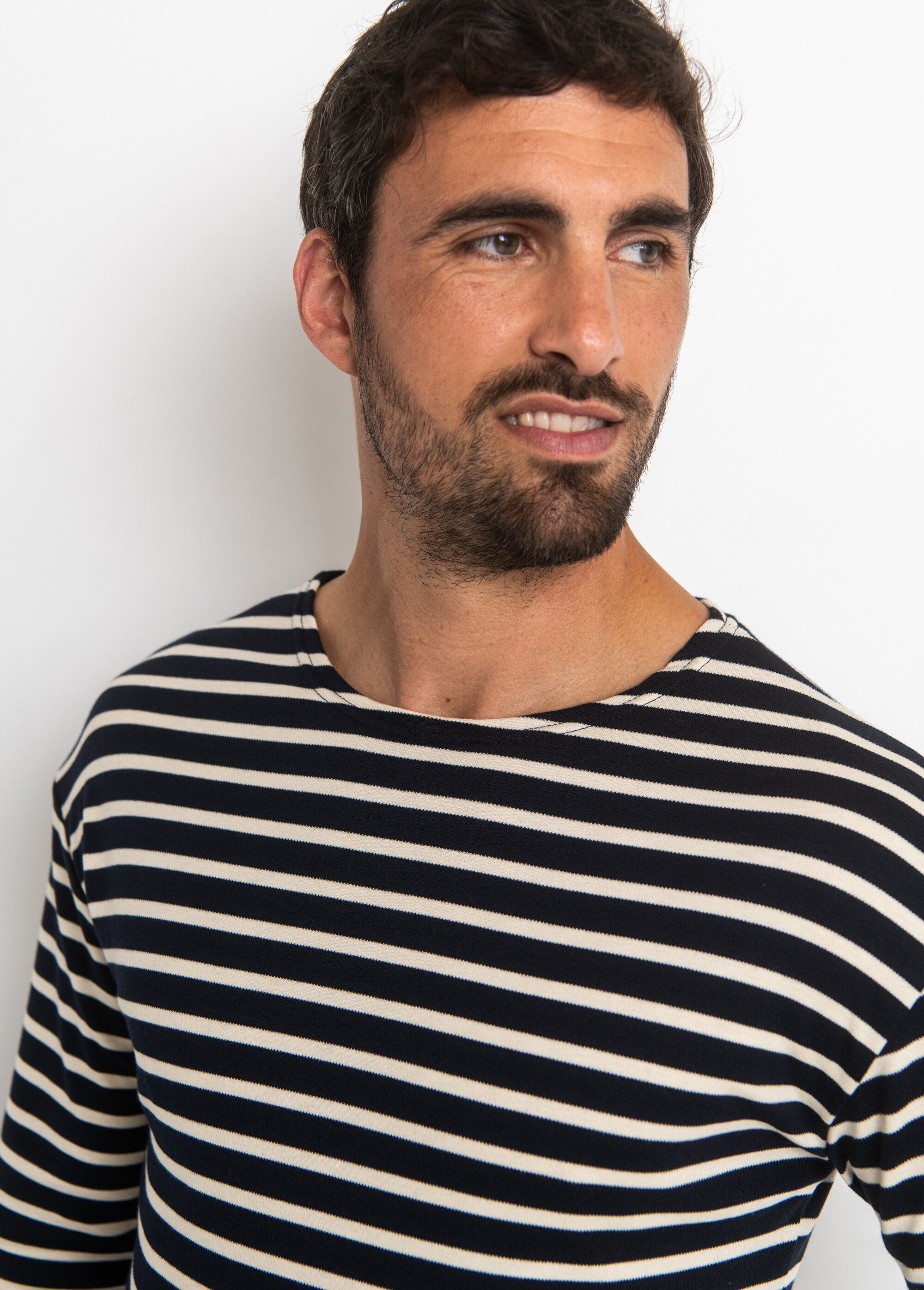 Top_marinero_de_rayas_con_manga_larga_y_cuello_redondo_Azul_marino_y_crudo_DE1_slim