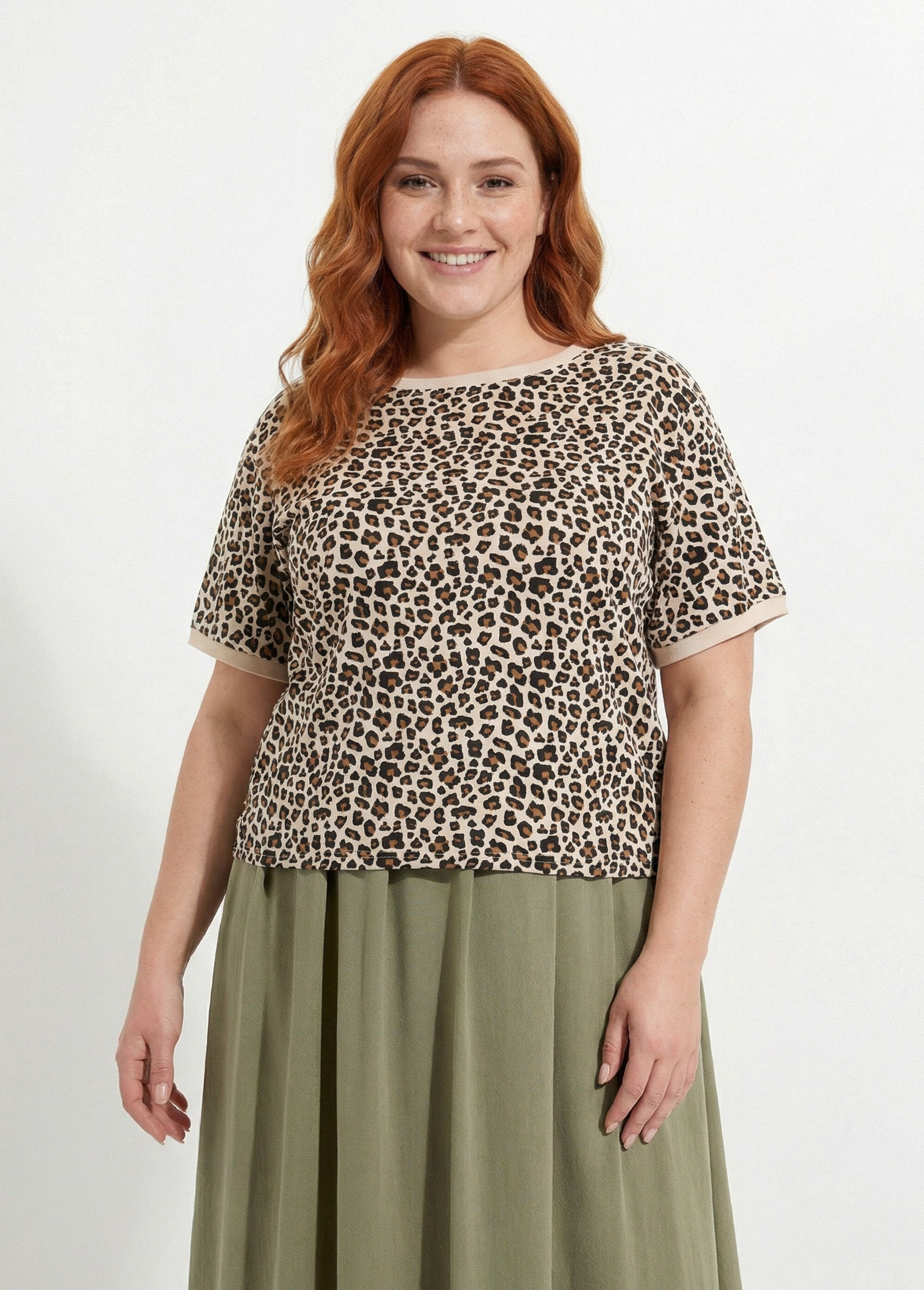 Camiseta_de_manga_corta_con_estampado_de_leopardo_Leopardo_FA1_curvy
