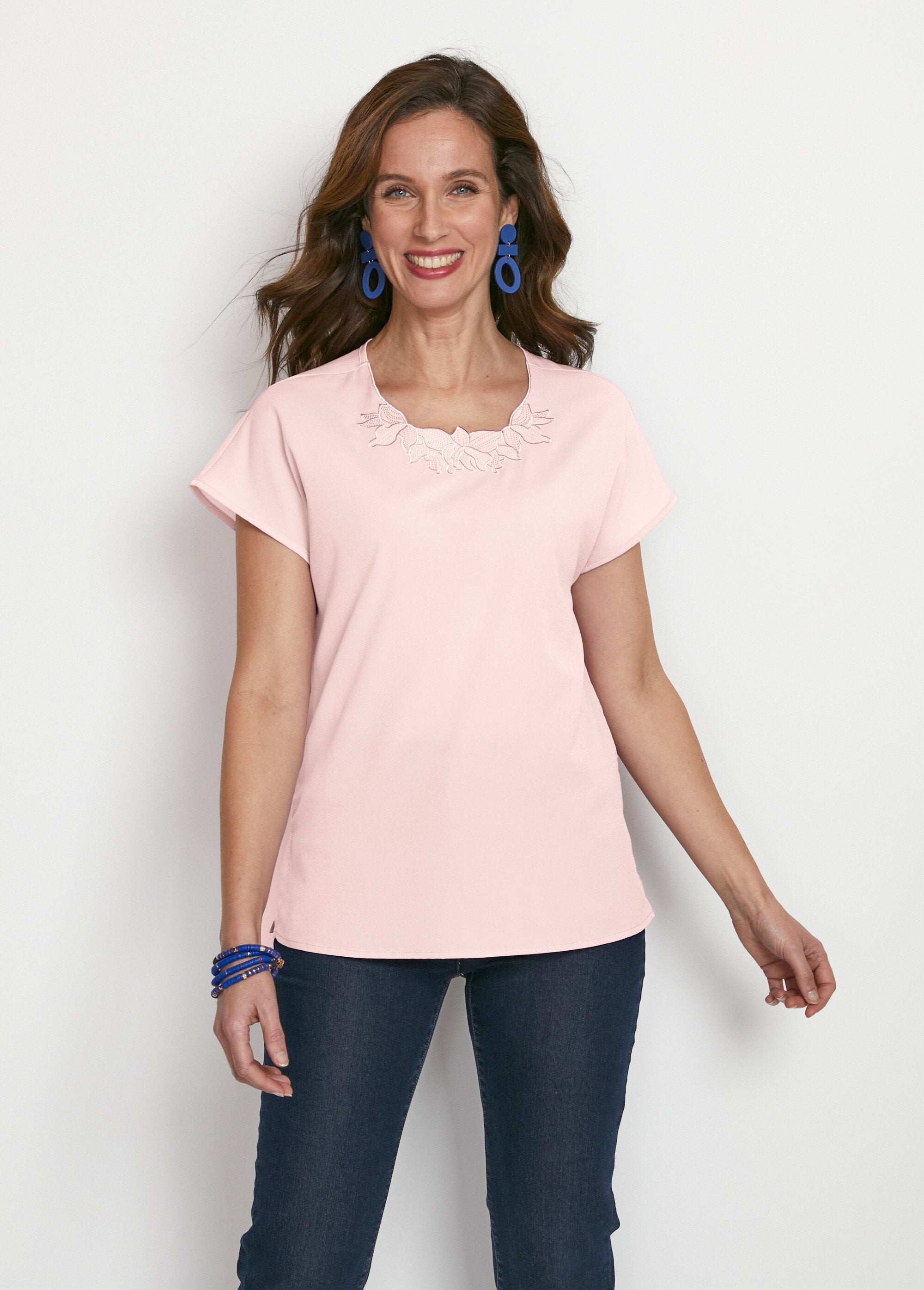 Top_de_manga_larga_con_cuello_redondo_bordado_rosa_la_FA1_slim