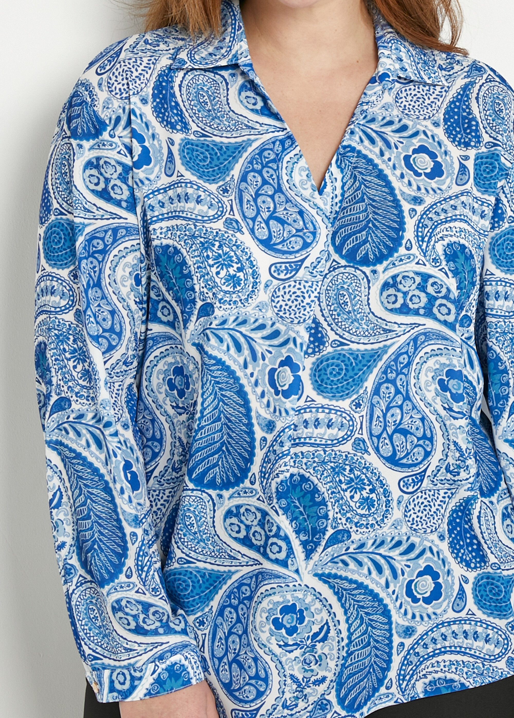 Túnica_larga_suelta_con_estampado_paisley_Azul_y_blanco_DE1_curvy